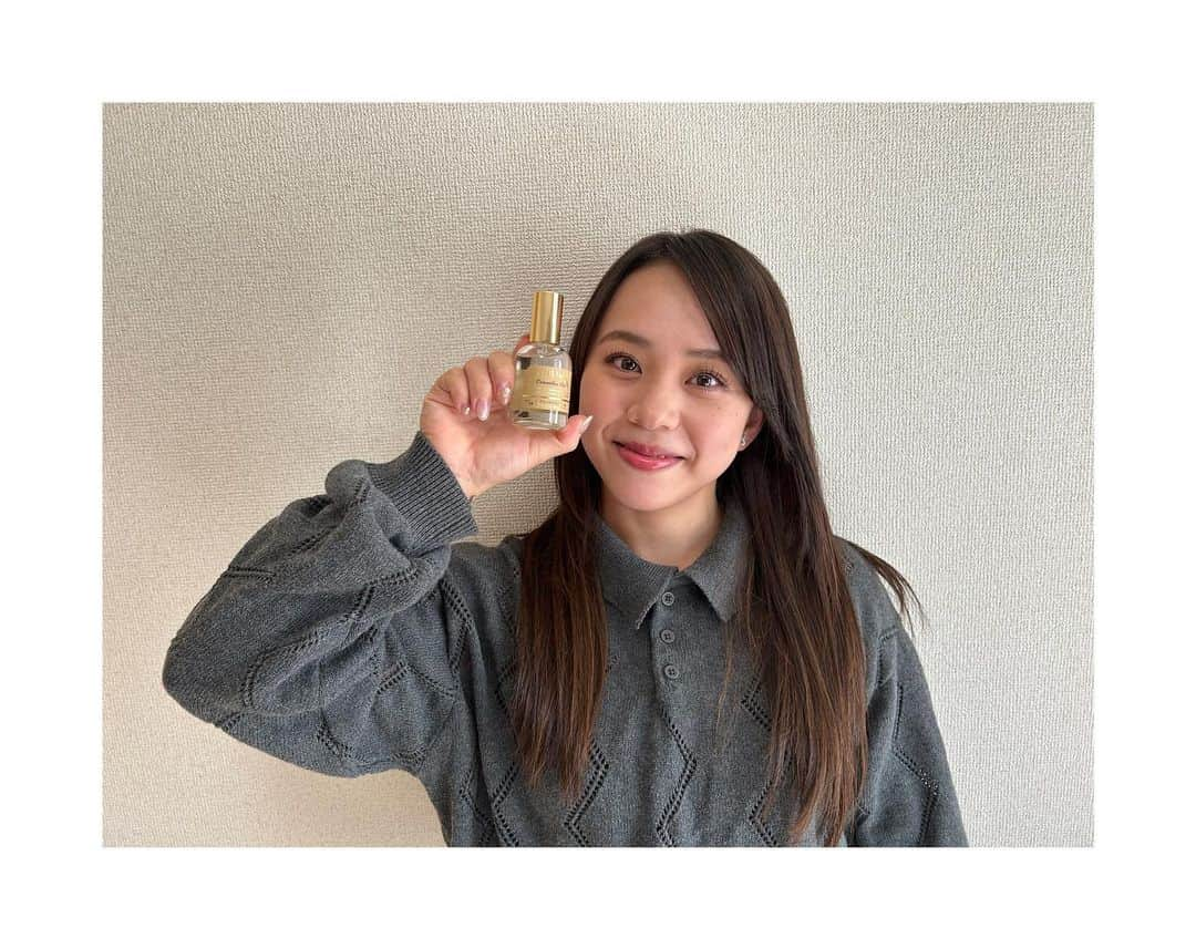 村上茉愛のインスタグラム：「どーも🙋‍♀️  そろそろ静電気を感じる頃になって来ました🙃 秋から冬に変わってくる感じしますよね😏  今回オススメするのは、  サンタールエボーテ オスマンサスティー/ピローミスト 金木犀の香りです🌼  私の大好きな金木犀の香り！ ピローミストですが寝具以外にも 寝室に振りかけると最高にいい香りです！！  気分るんるんでいきましょう🎶  @efinternational @senteur.et.beaute  @senteuretbeaute.jp   #efinternational #エフィと香りの暮らし#香りのある暮らし#サンタールエボーテ#senteuretbeaute  #フランス#ピローミスト#キンモクセイ#キンモクセイの香り#金木犀 #金木犀の香り#オスマンサス#オスマンサスティー#フレグランス#香り#PR」