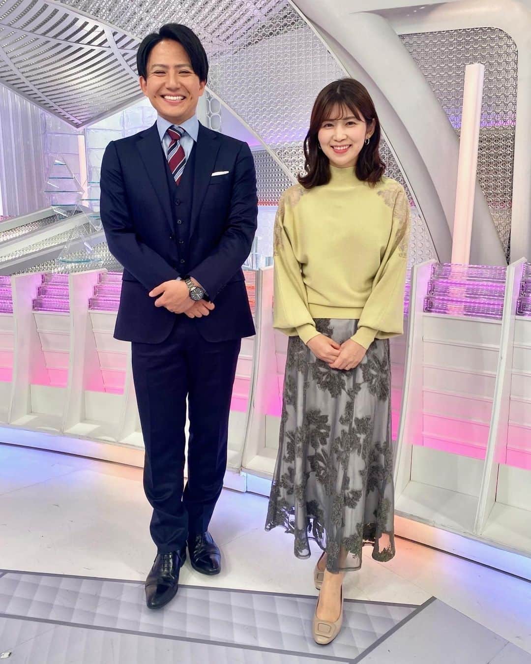 のインスタグラム：「きょうも広い範囲で秋晴れとなり、日中は長袖一枚で過ごせそうです。  まもなく本格的な紅葉シーズンです。色づき始めているところもあるので、今からお出かけの予定を立ててはいかかでしょうか？  竹内アナ トップス&スカート #lagunamoon @lagunamoon_com   安宅アナ スーツ @hanabishihousei ネクタイ  #FAIRFAX  #島田彩夏 #立本信吾 #安宅晃樹 #竹内友佳 #アナウンサー #フジテレビ #ライブニュースデイズ #livenewsdays #ファッション #コーディネート」