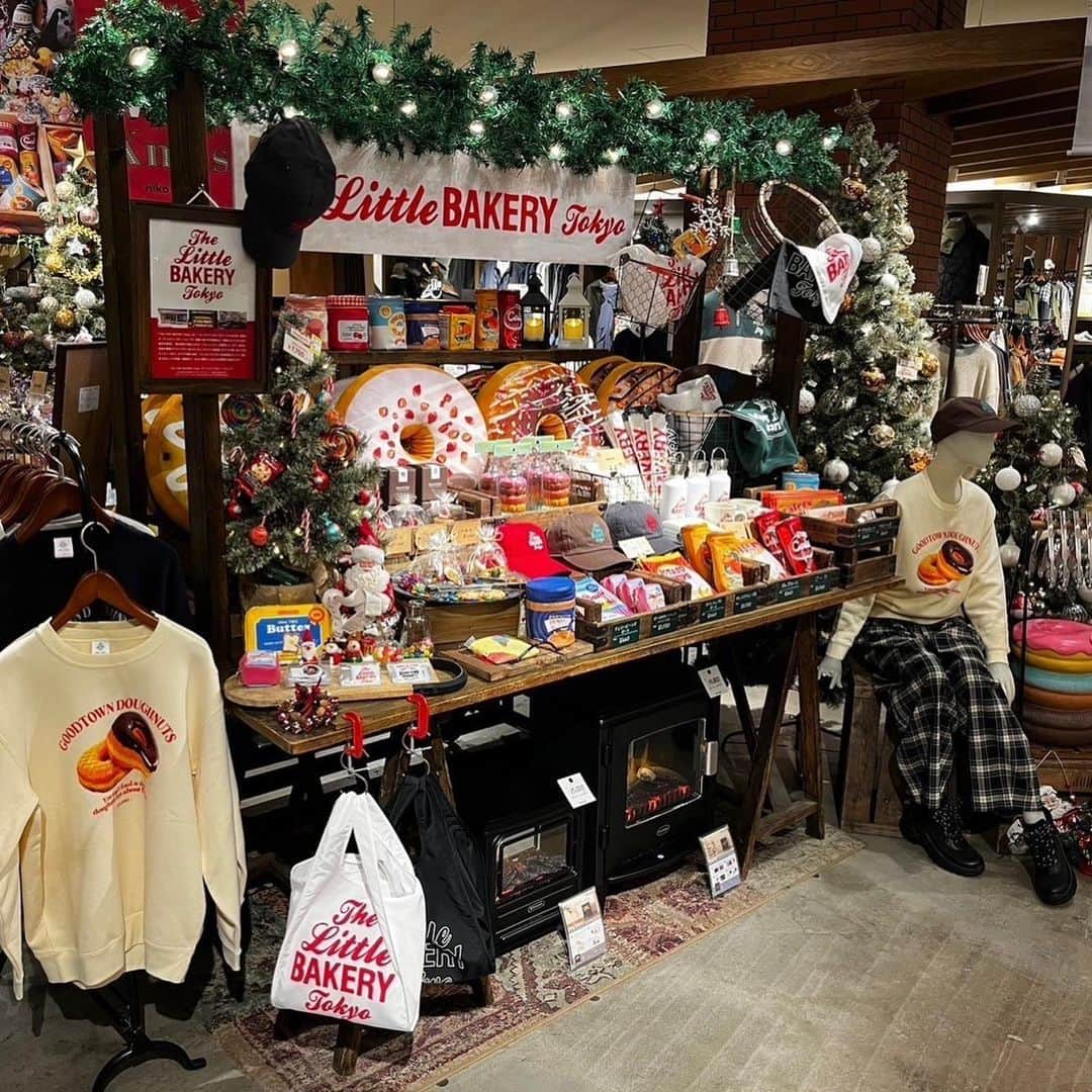 niko and ...さんのインスタグラム写真 - (niko and ...Instagram)「. .  🎄Sweet SWEET Xmas🎄 ✨STORE LIMITED ✨ _______________________________  niko and ...では、 『Sweet SWEET Xmas』をテーマに、 お菓子とクリスマスの世界を味わえる⁉️ 大型店限定企画を10月27日よりスタート🎄🍪✨  店舗によってクリスマスの街並みも 少しずつ違うかも⁉️今回は原宿で大人気のベーカリーショップ🍞 @thelittlebakerytokyo さんとのコラボアイテムも展開✨チラリご紹介👀✨  _______________________________  🎄展開店舗🎄 niko and ... TOKYO niko and ... mozoワンダーシティ niko and ... ららぽーとTOKYO-BAY niko and ...横浜ベイクォーター niko and ...神戸ハーバーランドウミエ niko and ...イオンモール旭川西 niko and ...イオンモール白山 niko and ... イオンモール豊川 niko and ...ららぽーと福岡  _______________________________  #nikoand #ニコアンド #であうにあう #styleeditorialbrand #uni9uesense #sweetsweetxmas #ニコアンドのちょっと早すぎるクリスマス #thelittlebakerytokyo  #ザリトルベーカリートーキョー #goodtowndoughnuts  #グッドタウンドーナツ #原宿カフェ #コラボドーナツ #大型店限定  #店舗限定 #クリスマス」10月30日 13時35分 - nikoand_official