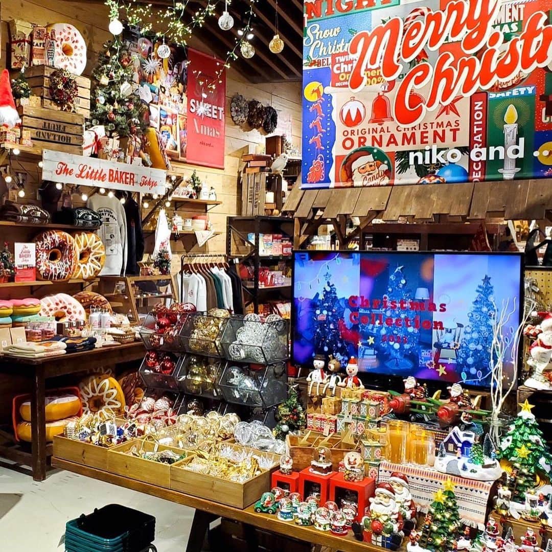 niko and ...さんのインスタグラム写真 - (niko and ...Instagram)「. .  🎄Sweet SWEET Xmas🎄 ✨STORE LIMITED ✨ _______________________________  niko and ...では、 『Sweet SWEET Xmas』をテーマに、 お菓子とクリスマスの世界を味わえる⁉️ 大型店限定企画を10月27日よりスタート🎄🍪✨  店舗によってクリスマスの街並みも 少しずつ違うかも⁉️今回は原宿で大人気のベーカリーショップ🍞 @thelittlebakerytokyo さんとのコラボアイテムも展開✨チラリご紹介👀✨  _______________________________  🎄展開店舗🎄 niko and ... TOKYO niko and ... mozoワンダーシティ niko and ... ららぽーとTOKYO-BAY niko and ...横浜ベイクォーター niko and ...神戸ハーバーランドウミエ niko and ...イオンモール旭川西 niko and ...イオンモール白山 niko and ... イオンモール豊川 niko and ...ららぽーと福岡  _______________________________  #nikoand #ニコアンド #であうにあう #styleeditorialbrand #uni9uesense #sweetsweetxmas #ニコアンドのちょっと早すぎるクリスマス #thelittlebakerytokyo  #ザリトルベーカリートーキョー #goodtowndoughnuts  #グッドタウンドーナツ #原宿カフェ #コラボドーナツ #大型店限定  #店舗限定 #クリスマス」10月30日 13時35分 - nikoand_official