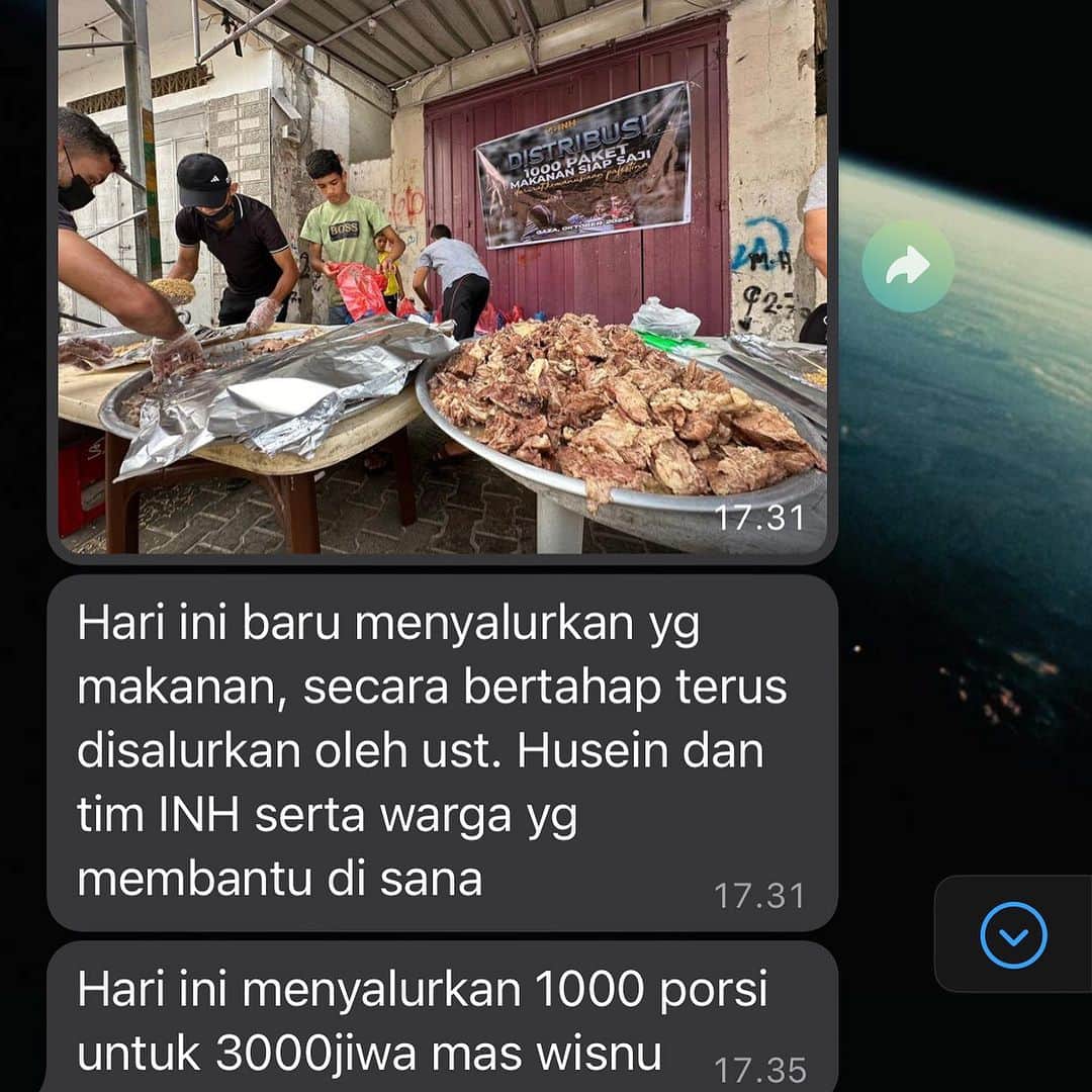 Zaskia Sungkarさんのインスタグラム写真 - (Zaskia SungkarInstagram)「ALLAHU AKBAR! TEMBUS 1M 🇵🇸  Maa Syaa Allah Tabarakallah, 5 hari terkumpul 500juta, namun kemarin lebih deras mengalirnya, dalam sehari semalam 500jt. Jadi saat ini terkumpul total 1M++  Jazakumullahu khayraan, Bapak, Ibu, dan teman-teman semua yang sudah ikut berjihad dalam hartanya, membantu meramaikan postingan, menyebarkan informasi donasi ke keluarga dan sanak saudara seraya melangitkan doa untuk saudara-saudari kita di Gaza.  Lagi-lagi, kalau bukan karena taufik dari Allah yang menyentuh hati kita, yang membuat hati kita basah, tidak keras dan enggan bungkam terhadap nasib mereka, 12 rb lebih orang donatur tidak akan mudah terkumpul 😢😢😢 ini salah satu nikmat teman-teman, kita bersyukur dan terima kasih juga kepada Allah, telah menghadirkan perasaan ini 🙏🏻  Pak, Bu, teman-teman semua, Ini masih mau lanjut digaskeun? Dari @kitabisacom masih kasih waktu untuk buka 86 hari lagi. Kalau masih terus, kita lihat bareng ya, Pak, Bu, dan teman-teman semua, berapa kali lipat lagi keajaiban & keberkahan nambahnya? Karena in syaa Allah, saya yakin, Pak, Bu… kaum muslimin itu kuat, kemanusiaan itu hebat. Masih banyak yang punya niat mau bergabung tapi belum sempat. Biidznillah…   Semoga Allah mudahkan ikhtiar kita semua. Aamiin Yaa Rabbal ‘Alamiin」10月30日 13時28分 - zaskiasungkar15