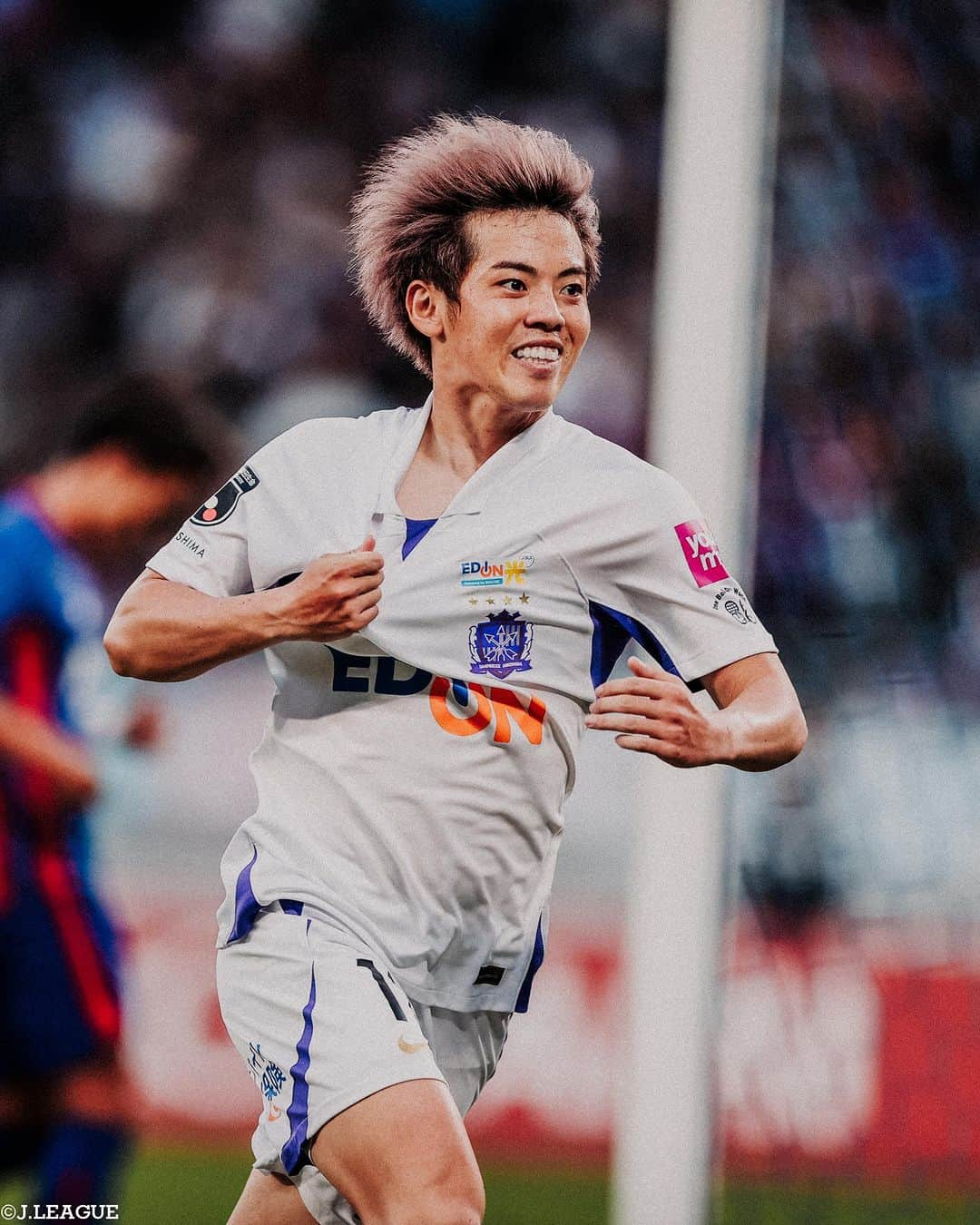 Ｊリーグさんのインスタグラム写真 - (ＪリーグInstagram)「📸𝐉.𝐋𝐄𝐀𝐆𝐔𝐄 𝐏𝐡𝐨𝐭𝐨𝐠𝐫𝐚𝐩𝐡⚽  ∼明治安田生命Ｊ１リーグ第31節∼ 優勝争いは3クラブ、残留争いは5クラブによる激しい争いに🔥 今節の写真をみなさまにお届けします👀  #北海道コンサドーレ札幌 #駒井善成 #横浜Fマリノス #水沼宏太 #宮市亮 #サンフレッチェ広島 #満田誠 #セレッソ大阪 #レオセアラ #アルビレックス新潟 #渡邊泰基 #柏レイソル #山田雄士 #名古屋グランパス #キャスパーユンカー #湘南ベルマーレ #大橋祐紀 #鹿島アントラーズ #浦和レッズ  #Jリーグ #jleague #サッカー #soccer #football #J30」10月30日 13時31分 - jleaguejp