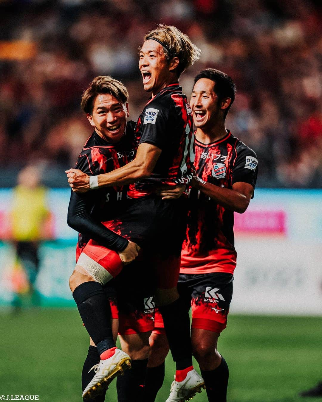 Ｊリーグさんのインスタグラム写真 - (ＪリーグInstagram)「📸𝐉.𝐋𝐄𝐀𝐆𝐔𝐄 𝐏𝐡𝐨𝐭𝐨𝐠𝐫𝐚𝐩𝐡⚽  ∼明治安田生命Ｊ１リーグ第31節∼ 優勝争いは3クラブ、残留争いは5クラブによる激しい争いに🔥 今節の写真をみなさまにお届けします👀  #北海道コンサドーレ札幌 #駒井善成 #横浜Fマリノス #水沼宏太 #宮市亮 #サンフレッチェ広島 #満田誠 #セレッソ大阪 #レオセアラ #アルビレックス新潟 #渡邊泰基 #柏レイソル #山田雄士 #名古屋グランパス #キャスパーユンカー #湘南ベルマーレ #大橋祐紀 #鹿島アントラーズ #浦和レッズ  #Jリーグ #jleague #サッカー #soccer #football #J30」10月30日 13時31分 - jleaguejp