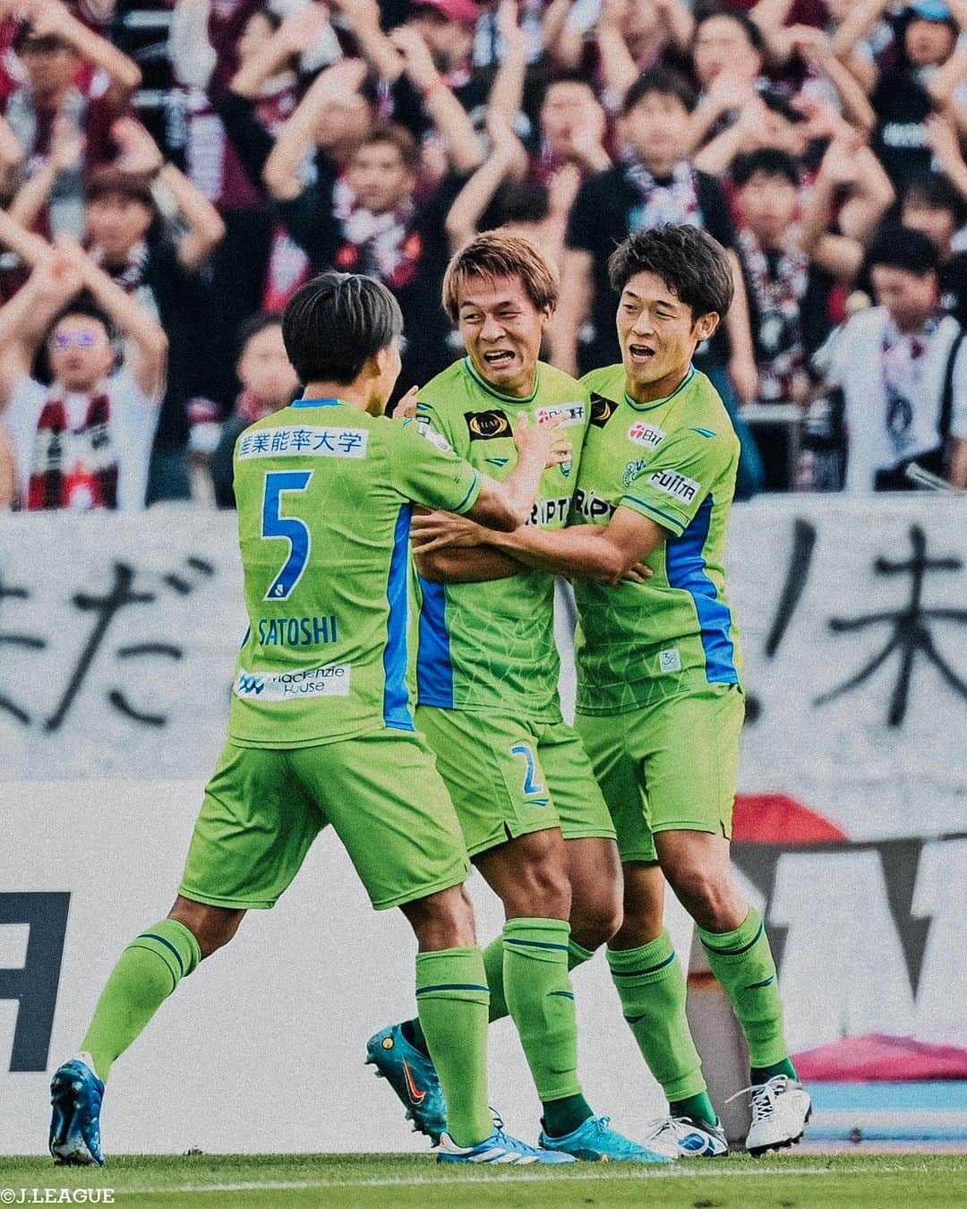 Ｊリーグさんのインスタグラム写真 - (ＪリーグInstagram)「📸𝐉.𝐋𝐄𝐀𝐆𝐔𝐄 𝐏𝐡𝐨𝐭𝐨𝐠𝐫𝐚𝐩𝐡⚽  ∼明治安田生命Ｊ１リーグ第31節∼ 優勝争いは3クラブ、残留争いは5クラブによる激しい争いに🔥 今節の写真をみなさまにお届けします👀  #北海道コンサドーレ札幌 #駒井善成 #横浜Fマリノス #水沼宏太 #宮市亮 #サンフレッチェ広島 #満田誠 #セレッソ大阪 #レオセアラ #アルビレックス新潟 #渡邊泰基 #柏レイソル #山田雄士 #名古屋グランパス #キャスパーユンカー #湘南ベルマーレ #大橋祐紀 #鹿島アントラーズ #浦和レッズ  #Jリーグ #jleague #サッカー #soccer #football #J30」10月30日 13時31分 - jleaguejp