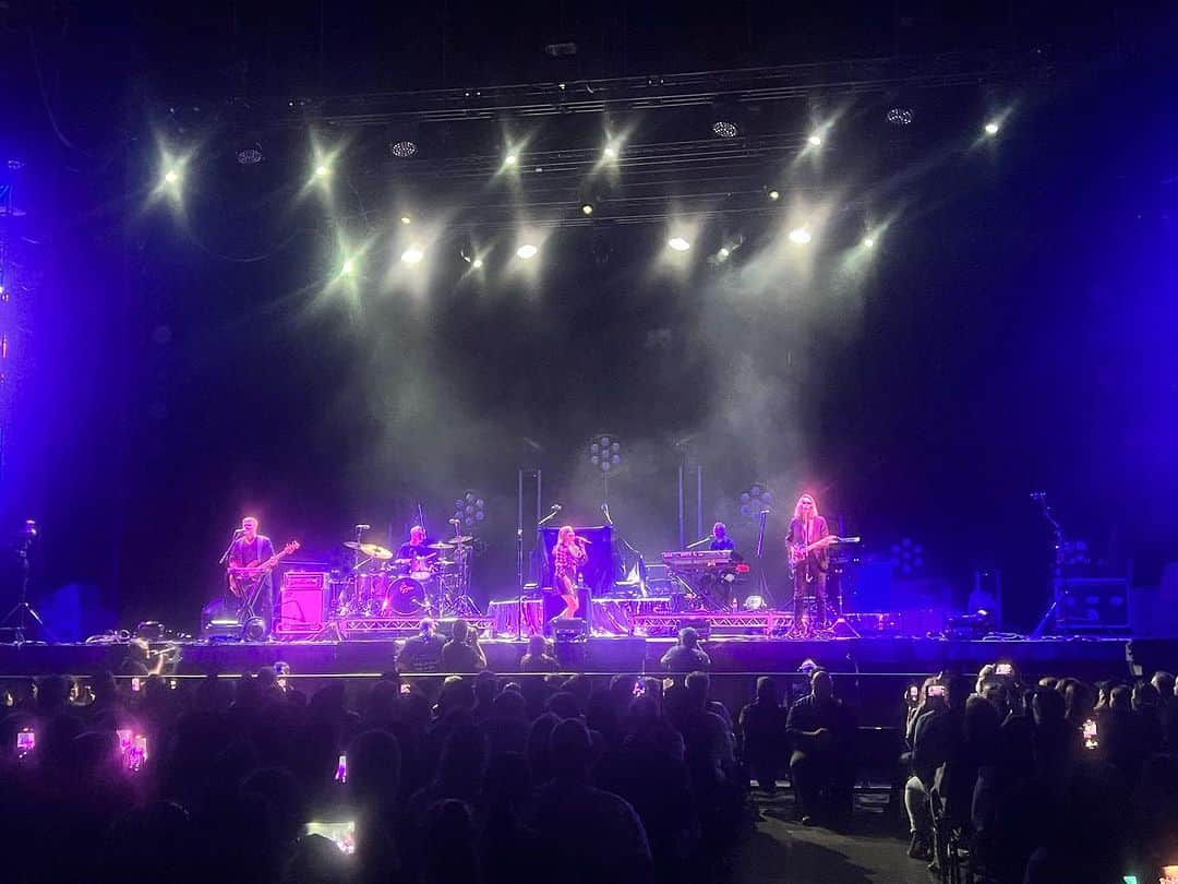 ナタリー・インブルーリアさんのインスタグラム写真 - (ナタリー・インブルーリアInstagram)「Last night at @qudosbankarena on Tour with @thecorrsofficial  THANK YOU SYDNEY 💜💃🏽✨  @germeinsisters @thetonichilds 💚🎉  Styling: @fredericalovellpank ❤️ Leather skirt: @nanushka   📷: @karenrossiter」10月30日 13時33分 - natalie_imbruglia