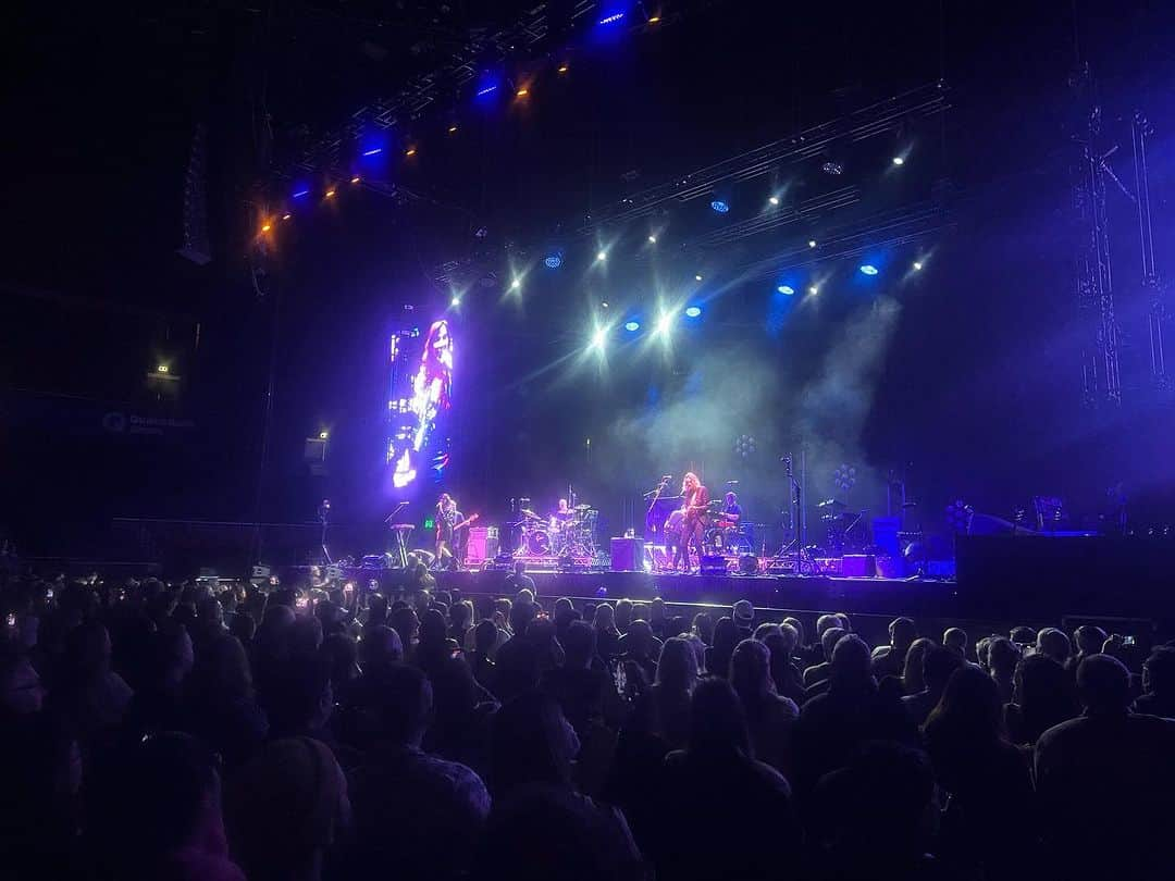 ナタリー・インブルーリアのインスタグラム：「Last night at @qudosbankarena on Tour with @thecorrsofficial  THANK YOU SYDNEY 💜💃🏽✨  @germeinsisters @thetonichilds 💚🎉  Styling: @fredericalovellpank ❤️ Leather skirt: @nanushka   📷: @karenrossiter」