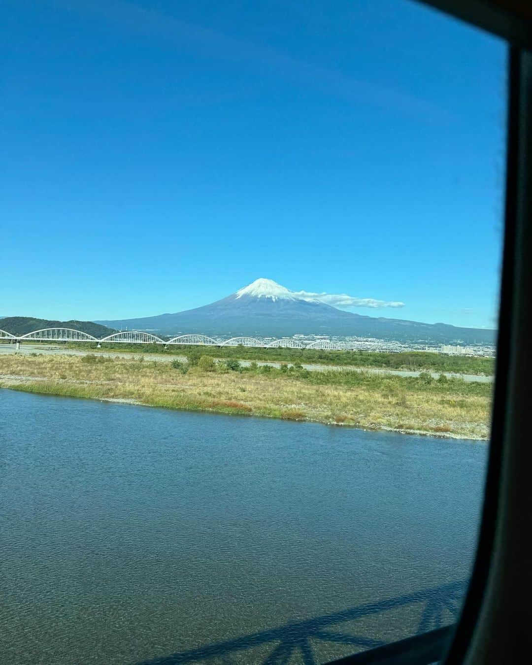 森山良子さんのインスタグラム写真 - (森山良子Instagram)「ただいま私の左手には美しい富士山がご立派であたたかで雄大なお姿が。皆さんにも是非今日の富士山をどうぞ。 アレ？富士山、２回もあげてしまいました。興奮し過ぎて、、すみません。  夜１０時からはオールナイトニッポンmusic１０. どうぞよろしくお願い致します。🙋‍♀️🙇‍♀️💓」10月30日 13時43分 - ryoko5699