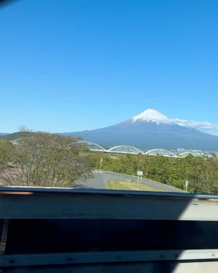 森山良子のインスタグラム：「ただいま私の左手には美しい富士山がご立派であたたかで雄大なお姿が。皆さんにも是非今日の富士山をどうぞ。 アレ？富士山、２回もあげてしまいました。興奮し過ぎて、、すみません。  夜１０時からはオールナイトニッポンmusic１０. どうぞよろしくお願い致します。🙋‍♀️🙇‍♀️💓」