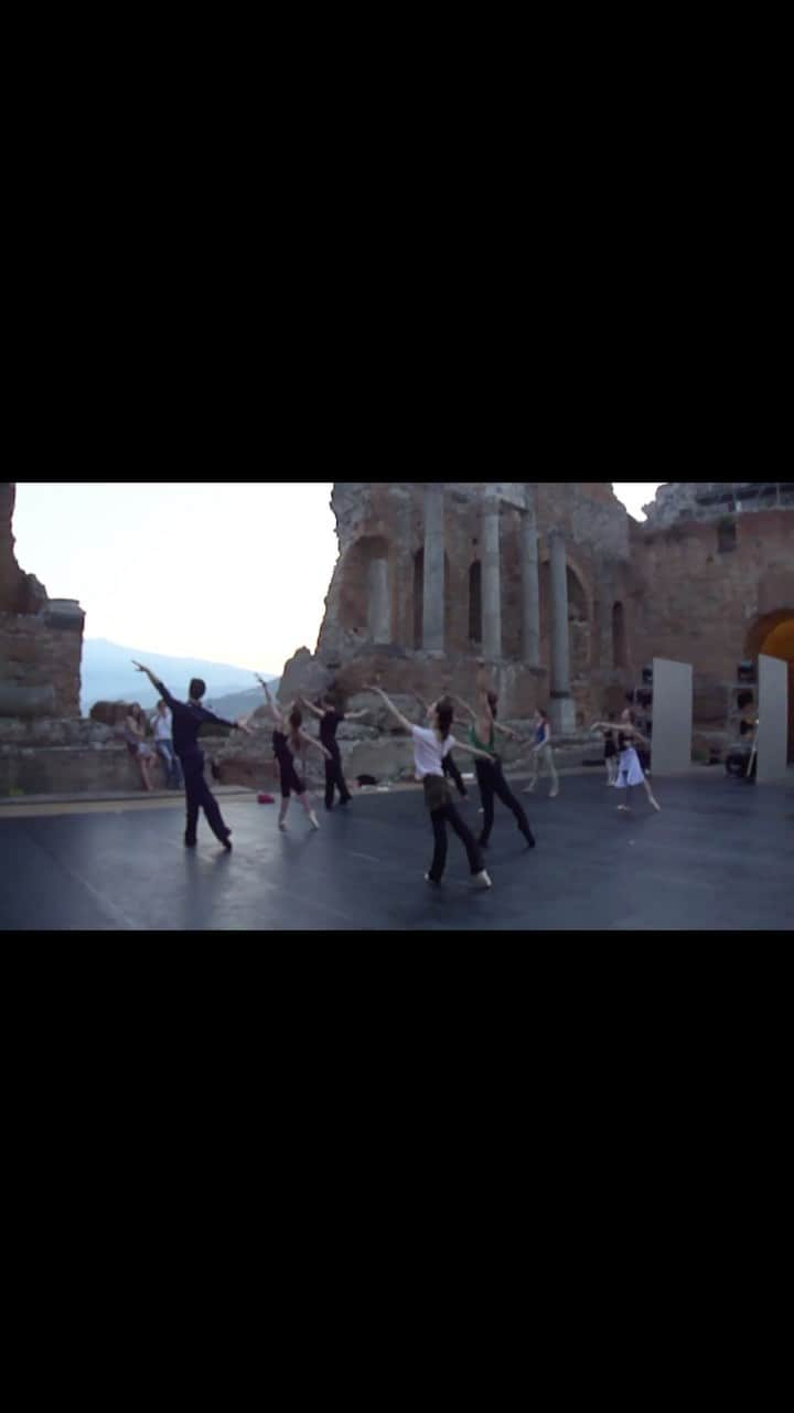 加治屋百合子のインスタグラム：「Found this gem 🤩 “Roberto Bolle and friends from American Ballet Theatre” at Ancient Theatre of Taormina in 2013. Fun memory with wonderful friends🌟  2012年「ロベルトボッレ&アメリカンバレエシアターのお友達ガラ公演」より。 こちらの舞台はイタリア、タオルミーナにあるギリシャ劇場🌟  ♥️ @robertobolle  ♥️ @juliekentofficial  ♥️ @marcelogomesofficial  ♥️ @heeseoabt  ♥️ @jamesbwhiteside  ♥️ @mistyonpointe  ♥️ @daniil  ♥️ @isabellaboylston   #ballet #ballerina #dance #dancer #artist #asian #japanese #houstonballet #outdoortheatre #italy #thankful #memory #バレエ #バレリーナ #ダンス #ダンサー #アーティスト #イタリア #感謝」