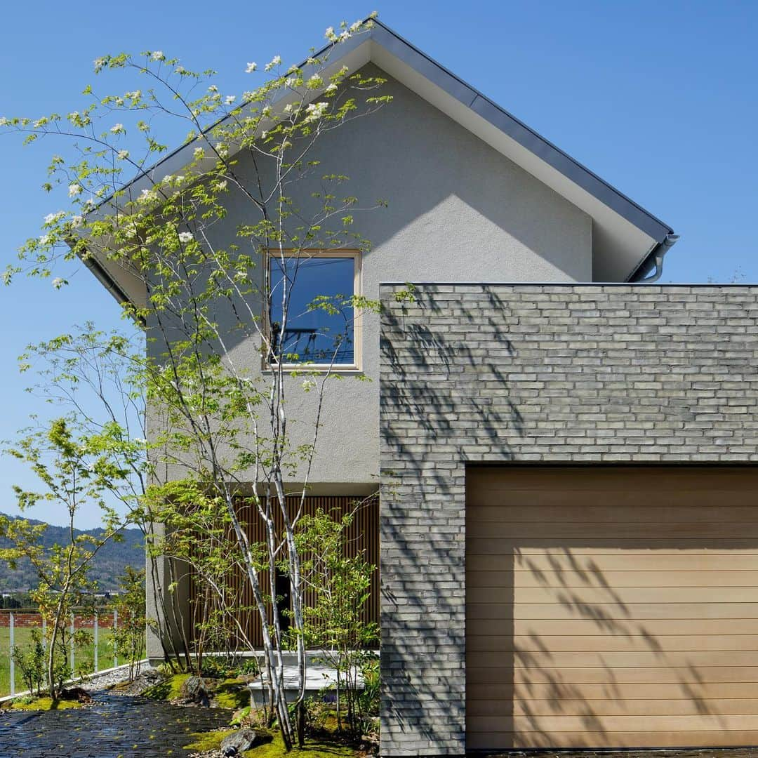 アイトフース | 北欧住宅｜注文住宅｜広島・岡山・山口さんのインスタグラム写真 - (アイトフース | 北欧住宅｜注文住宅｜広島・岡山・山口Instagram)「＼設計士と旅る、外観ツアーのご案内／〈広島市佐伯区〉  創業以来、厳選した自然素材を追求してきたアイトフースの住まい。 築20年経つ住まいから近年施工させていただいた住まいまで、10～15棟をご覧いただく予定です！  カーテンレスで庭と繋がる住まい、設計配慮により家を美しく魅せること等… 設計士ならではの視点から丁寧にご案内いたします。  ＝＝＝＝＝＝＝＝＝＝＝＝＝＝＝＝＝  ＼こんな内容をお伝えします ／ □経年美が感じられる本物素材の理由 □なぜ、住みはじめてからのコストが抑えられるのか □外構計画までトータルで考えることのメリットは？ □土地選びのポイント □設計配慮により家をより美しく魅せること □家と一体化したガレージや自転車置き場  ＝＝＝＝＝＝＝＝＝＝＝＝＝＝＝＝＝  ▷詳細・ご予約はWEBにて（ @aitohus ）  .」10月30日 13時37分 - aitohus