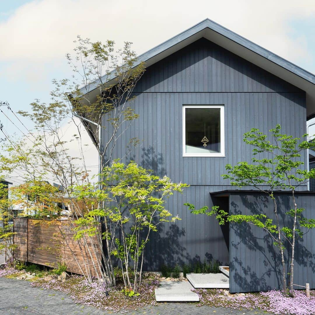 アイトフース | 北欧住宅｜注文住宅｜広島・岡山・山口さんのインスタグラム写真 - (アイトフース | 北欧住宅｜注文住宅｜広島・岡山・山口Instagram)「＼設計士と旅る、外観ツアーのご案内／〈広島市佐伯区〉  創業以来、厳選した自然素材を追求してきたアイトフースの住まい。 築20年経つ住まいから近年施工させていただいた住まいまで、10～15棟をご覧いただく予定です！  カーテンレスで庭と繋がる住まい、設計配慮により家を美しく魅せること等… 設計士ならではの視点から丁寧にご案内いたします。  ＝＝＝＝＝＝＝＝＝＝＝＝＝＝＝＝＝  ＼こんな内容をお伝えします ／ □経年美が感じられる本物素材の理由 □なぜ、住みはじめてからのコストが抑えられるのか □外構計画までトータルで考えることのメリットは？ □土地選びのポイント □設計配慮により家をより美しく魅せること □家と一体化したガレージや自転車置き場  ＝＝＝＝＝＝＝＝＝＝＝＝＝＝＝＝＝  ▷詳細・ご予約はWEBにて（ @aitohus ）  .」10月30日 13時37分 - aitohus