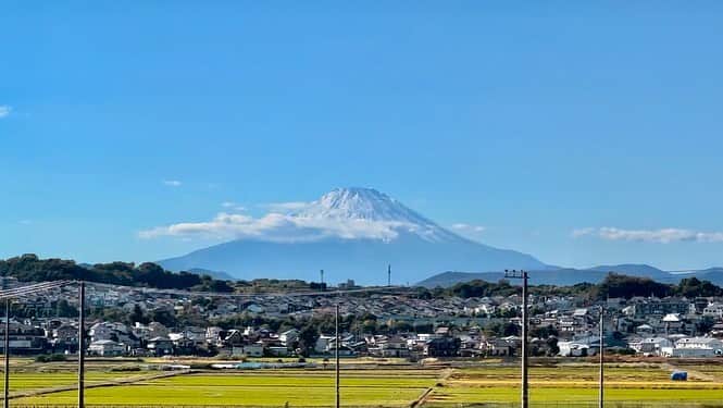 笠井信輔さんのインスタグラム写真 - (笠井信輔Instagram)「今日の富士山めっちゃきれいです  しかも、いつもは東京駅から45分ぐらい経って、新富士周辺で撮影するんですが  今日は、東京駅出発して、わずか30分 小田原の手前でこんなにきれいに見えることなんて珍しい  いや今まで見えたのかもしれないけど気づいたの初めて  今日は月曜日なのでテレビ静岡「ただいまテレビ」のために向かってます」10月30日 13時38分 - shinsuke.kasai