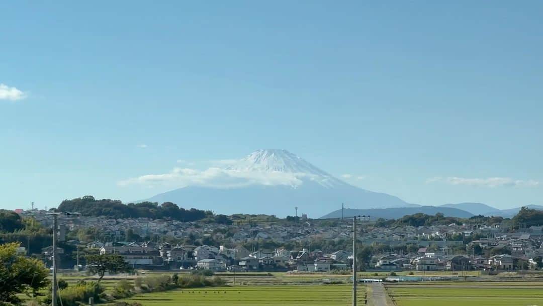 笠井信輔のインスタグラム：「今日の富士山めっちゃきれいです  しかも、いつもは東京駅から45分ぐらい経って、新富士周辺で撮影するんですが  今日は、東京駅出発して、わずか30分 小田原の手前でこんなにきれいに見えることなんて珍しい  いや今まで見えたのかもしれないけど気づいたの初めて  今日は月曜日なのでテレビ静岡「ただいまテレビ」のために向かってます」