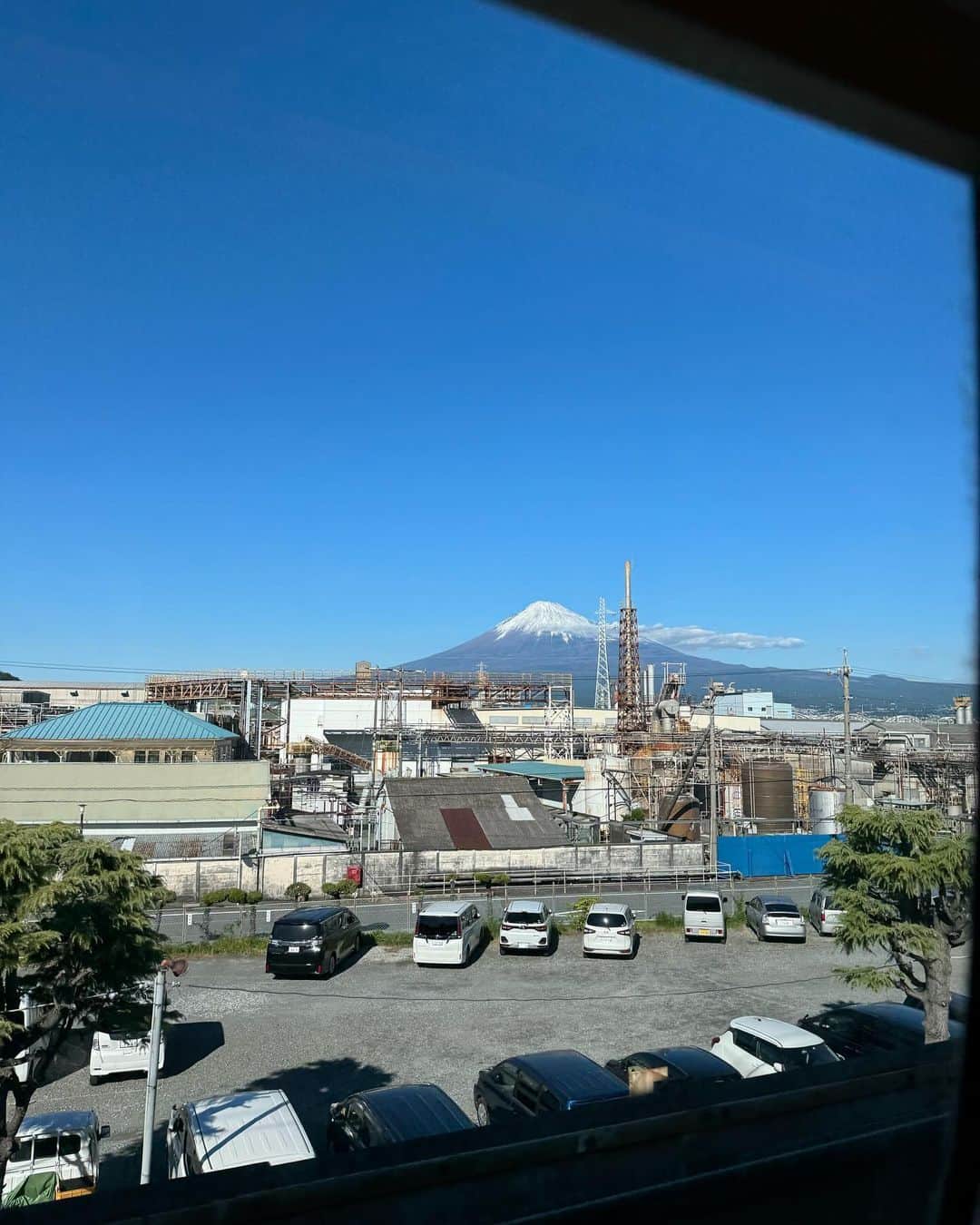 森山良子さんのインスタグラム写真 - (森山良子Instagram)「そして左にただいま美しい私達の富士山。今日は何と清々しく雄大でご立派なお姿。是非皆様に幸せの富士山のお裾分け💕」10月30日 13時38分 - ryoko5699