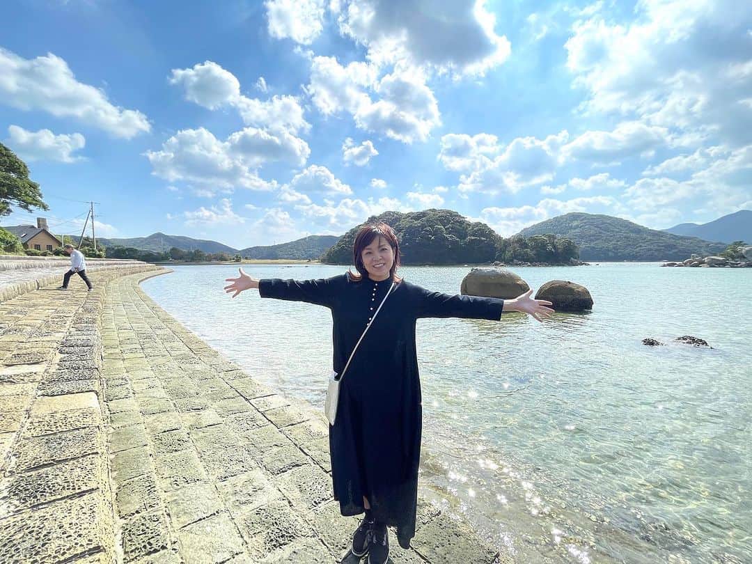石原詢子さんのインスタグラム写真 - (石原詢子Instagram)「『五島椿』が舞台になった五島列島。 ここは福江島の奥浦町 すぐ近くには堂崎教会があります ここの景色が大好き！ なんてことない景色なんだけど好き。 今回は海が満潮時で、それでも海は透き通って見えました！ 私のお気に入りの場所  #長崎県五島市 #奥浦町 #お気に入りの場所 #何気ない景色 #海が透き通ってる #満ち潮 #石原詢子 #五島椿 #五島市 #五島列島 #縁結花」10月30日 13時38分 - junko_ishihara.official