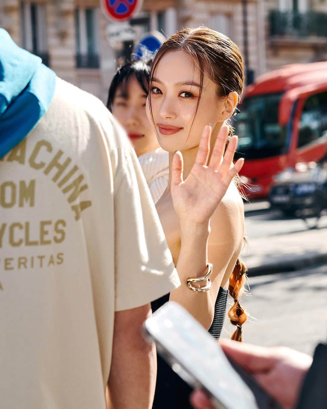 가로수길 , Seoulのインスタグラム：「PFW @gominsi @chloe   몇장 남아있는 고민시님 사진 💕」