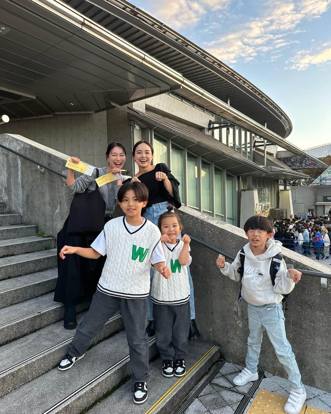 春名亜美のインスタグラム：「昨日は @mami_ishioka ファミリーにお誘いいただき、@japan_leaders の初アリーナワンマンライブ 「HAMIDASHITEIKU」 at 東京体育館へー🎤🎵  息子たちもめちゃくちゃ楽しみにしていたので、開演前からテンション高めでした☺️  生の#オトナブルー は鳥肌だった…🫣  ダンサーばりの夏太郎くんのダンスを撮影できなかったのが、唯一の心残りです😌  #新しい学校のリーダーズ #hamidashiteiku #atarashiigakko #japan_leaders #東京体育館」