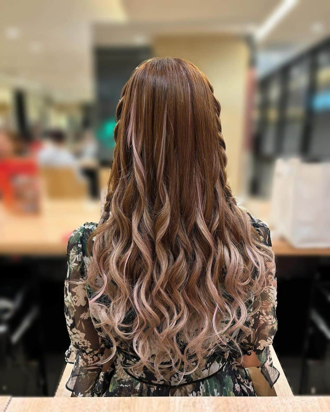 桜咲乃愛さんのインスタグラム写真 - (桜咲乃愛Instagram)「birthday撮影の日のヘアメはまりえさん💓 (ツーショの時は顔未完成🤣)  いつもbirthdayeventの日の髪の毛やってもらってる🥰💕 この日の髪も可愛かった💓✨  当日は何にしよう🤍🌸✨  #歌舞伎町#歌舞伎町キャバ嬢 #歌舞伎町ヘアメイク #ヴィオナドール#birthdayevent#ポスター撮影#桜咲乃愛ヘアメ」10月30日 13時41分 - noasama1101