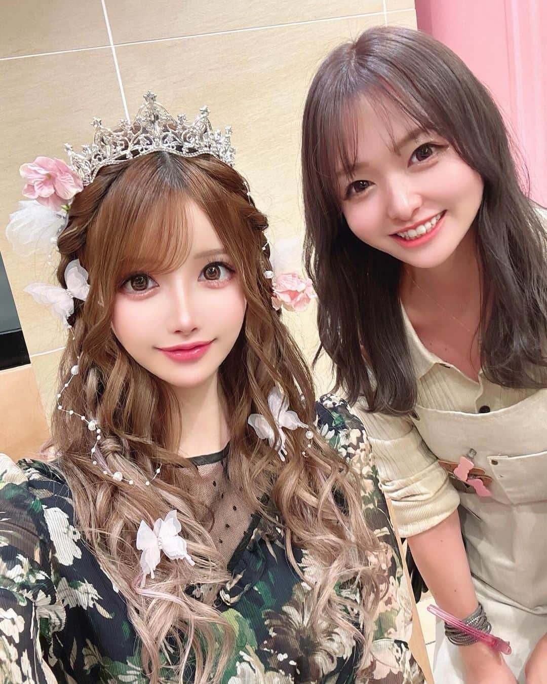 桜咲乃愛さんのインスタグラム写真 - (桜咲乃愛Instagram)「birthday撮影の日のヘアメはまりえさん💓 (ツーショの時は顔未完成🤣)  いつもbirthdayeventの日の髪の毛やってもらってる🥰💕 この日の髪も可愛かった💓✨  当日は何にしよう🤍🌸✨  #歌舞伎町#歌舞伎町キャバ嬢 #歌舞伎町ヘアメイク #ヴィオナドール#birthdayevent#ポスター撮影#桜咲乃愛ヘアメ」10月30日 13時41分 - noasama1101