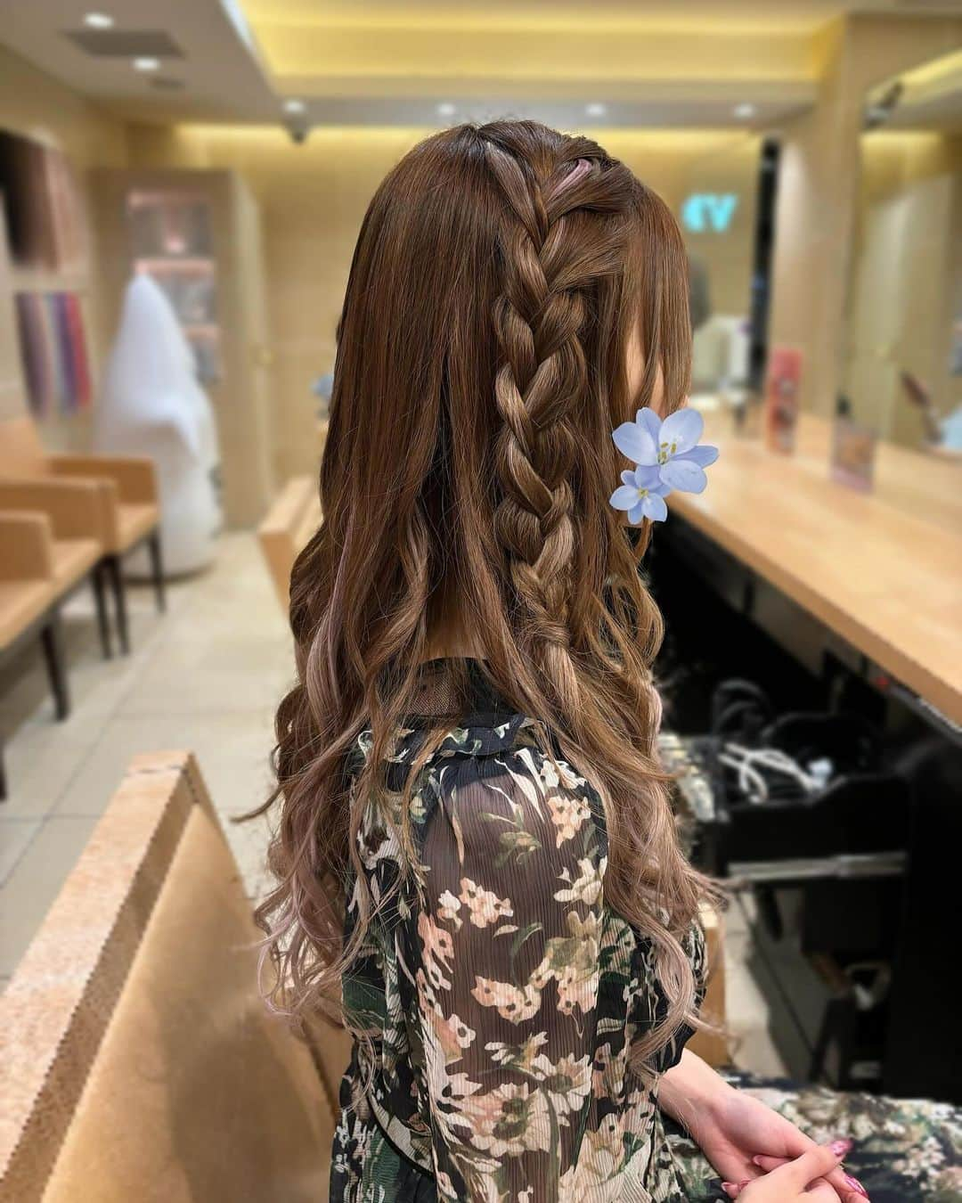 桜咲乃愛さんのインスタグラム写真 - (桜咲乃愛Instagram)「birthday撮影の日のヘアメはまりえさん💓 (ツーショの時は顔未完成🤣)  いつもbirthdayeventの日の髪の毛やってもらってる🥰💕 この日の髪も可愛かった💓✨  当日は何にしよう🤍🌸✨  #歌舞伎町#歌舞伎町キャバ嬢 #歌舞伎町ヘアメイク #ヴィオナドール#birthdayevent#ポスター撮影#桜咲乃愛ヘアメ」10月30日 13時41分 - noasama1101