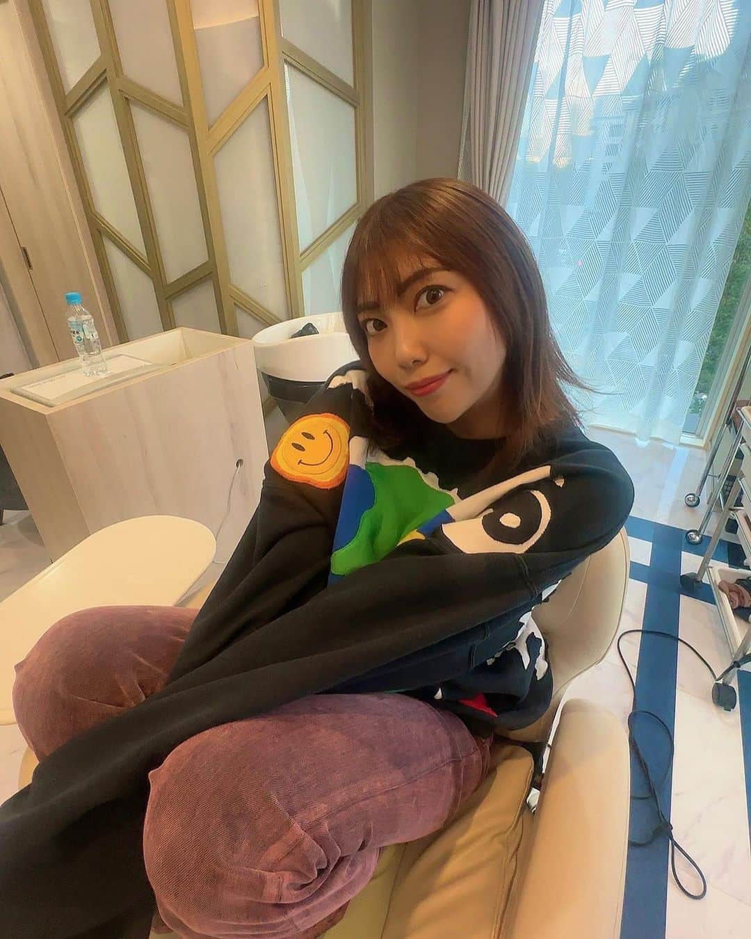 のインスタグラム：「こんにちは🧏‍♀️  昨日髪の毛の色暗くしたよー！！ この前アンケートとってやはりロングが多かったのでとうぶんは髪の毛ロングで行きたいと思います⭐️ いつもクリクリちゃんありがとう♩  @yu_suke_kuri   今日は朝からジムだったんだけど急遽なくなったので朝から自転車でスーパー行ってきた🥱 自分の自転車空気なくていつもスーパーの所で空気入れるんだけどたまに空気が入ってないのにずっと『入らないな〜』ってぼーっとしてて全然入ってない時あるよね😩  朝からいい加減にしてー🫠  昨日公開されましたがshoot girlsのYouTubeチェックしてくれたかな♡？ 最近みんな撮影の時わちゃわちゃしてて仲良し度が増し増しだよね^_^⭐️ 皆さん是非YouTubeみてくださいねー🙋‍♀️  今日も一日頑張ろうー🩵  #松岡凛#グラビア#日焼け後グラドル#日焼けグラドル#日サロ女子#ギャルお姉さんは優しい#竹書房#ラウンドガール #shootboxing#格闘技#shootgirls#」