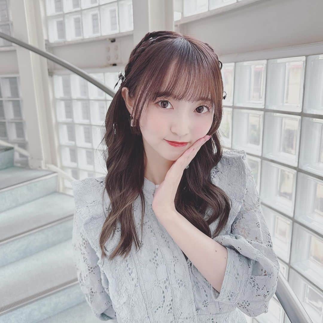 田中美海のインスタグラム：「2023.10.29 🩵🤍 ⁡ 『田中美海の高知ロケに山崎エリイがついてきちゃいました』 通称『ロケきちゃ』のDLカード発売記念イベントでした🎉 ⁡ マグロじゃないよ！カツオだよ！エリイちゃん！🐟 色々な発言が飛び出して終始笑っぱなしでしたね🤣 衣装も毎回示し合わせてないのに揃うの何パワー？？？ ⁡ アーカイブの配信チケットもありますので イベント限定の映像もう一回見たい！とか どんな内容だったのか知りたい！って方は是非！ 特にオフムービーは……素すぎて酷かった😂 カメラというものを意識しないありの〜ままの〜 私が見られると思います笑笑 ⁡ そしてなんといってもエリイちゃん！！！ もう最早『ついてきちゃいました』ではない。 『ついてきてくれました！！！！』だよ！！！ ありがとうねえ、エリイちゃん…。 エリイちゃんといると心がほくほくする。 きっとみんなも同じ気持ち🤝 ⁡ 私たちのロケを見守ってくださり本当にありがとうございました！！ 次は私がついてきちゃおうかな〜〜 ⁡ この後高知ロケの写真も改めてまとめてUPしたいと思います！  👗: #lilybrown  ⁡ #ロケきちゃ #山崎エリイ ちゃん #いとしのエリイ」