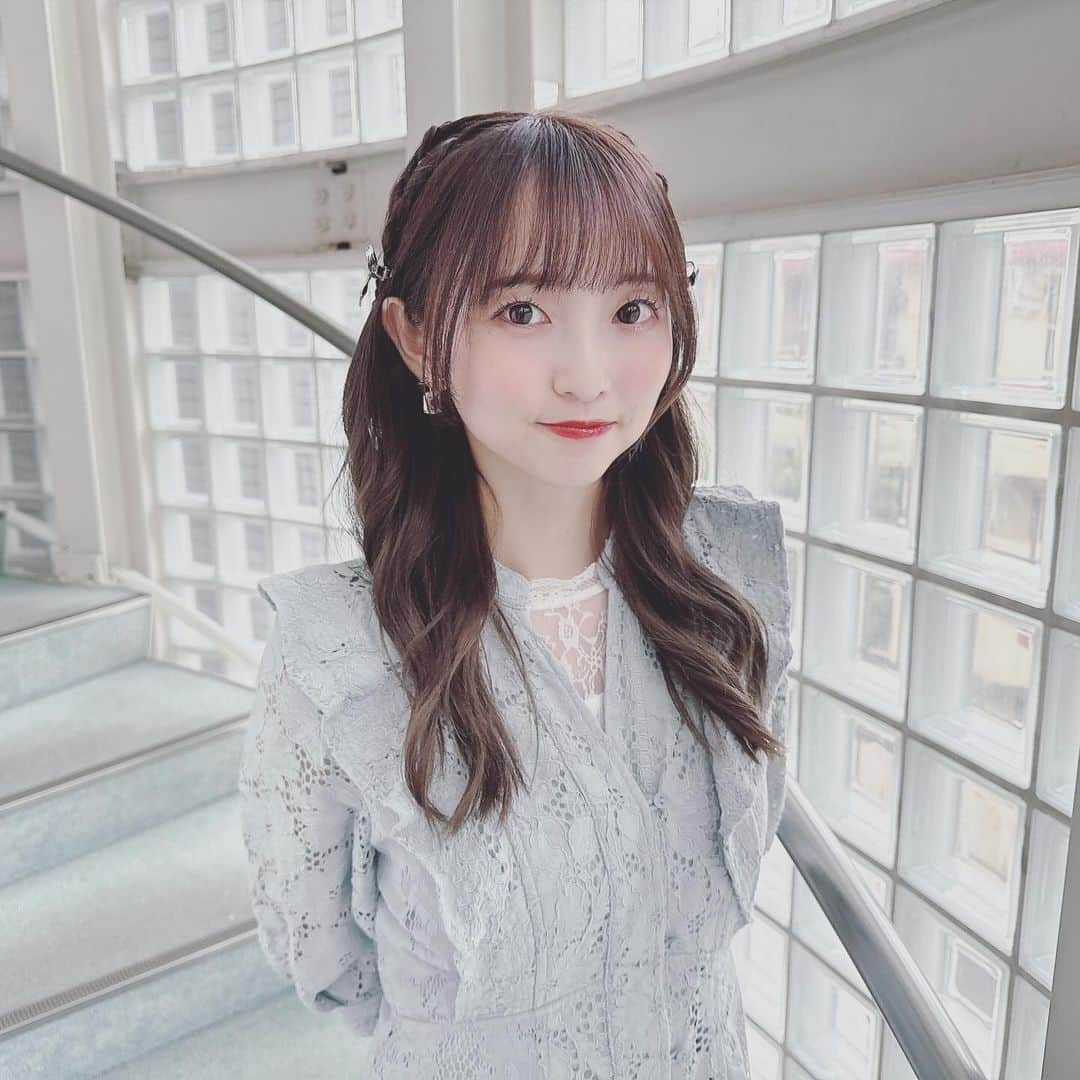 田中美海さんのインスタグラム写真 - (田中美海Instagram)「2023.10.29 🩵🤍 ⁡ 『田中美海の高知ロケに山崎エリイがついてきちゃいました』 通称『ロケきちゃ』のDLカード発売記念イベントでした🎉 ⁡ マグロじゃないよ！カツオだよ！エリイちゃん！🐟 色々な発言が飛び出して終始笑っぱなしでしたね🤣 衣装も毎回示し合わせてないのに揃うの何パワー？？？ ⁡ アーカイブの配信チケットもありますので イベント限定の映像もう一回見たい！とか どんな内容だったのか知りたい！って方は是非！ 特にオフムービーは……素すぎて酷かった😂 カメラというものを意識しないありの〜ままの〜 私が見られると思います笑笑 ⁡ そしてなんといってもエリイちゃん！！！ もう最早『ついてきちゃいました』ではない。 『ついてきてくれました！！！！』だよ！！！ ありがとうねえ、エリイちゃん…。 エリイちゃんといると心がほくほくする。 きっとみんなも同じ気持ち🤝 ⁡ 私たちのロケを見守ってくださり本当にありがとうございました！！ 次は私がついてきちゃおうかな〜〜 ⁡ この後高知ロケの写真も改めてまとめてUPしたいと思います！  👗: #lilybrown  ⁡ #ロケきちゃ #山崎エリイ ちゃん #いとしのエリイ」10月30日 13時42分 - minazou_in_sta