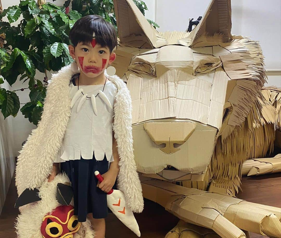 たまねぎさんのインスタグラム写真 - (たまねぎInstagram)「. . なんちゃってジブリ仮装2023 もののけ姫　Princess Mononoke  配役 サン　むーむ アシタカ　まめちゃん 山犬1  がっくん やまいぬ2 らい こだま　ふぅ  3枚目のこだまの動画。 風がしっぽ振ってるので、こだまの体が揺れて、より こだまっぽい😁  どうして、もののけ姫だったのか？配役はどうやって決まったのか？など、詳しくはブログを見てね！ ※しろとくろしろで検索orプロファイル欄から  #standardpoodle #スタンダードプードル #大型犬 #いぬなしでは生きていけません #フランソワ王国出身 #大型犬との暮らし #大型犬と子ども #ハロウィン #halloween #スタジオジブリ #studioghibli #段ボールアート #段ボール作品 #もののけ姫 #PrincessMononoke #モロの君 #山犬 #黙れ小僧 #配役」10月30日 13時45分 - tamanegi.qoo.riku