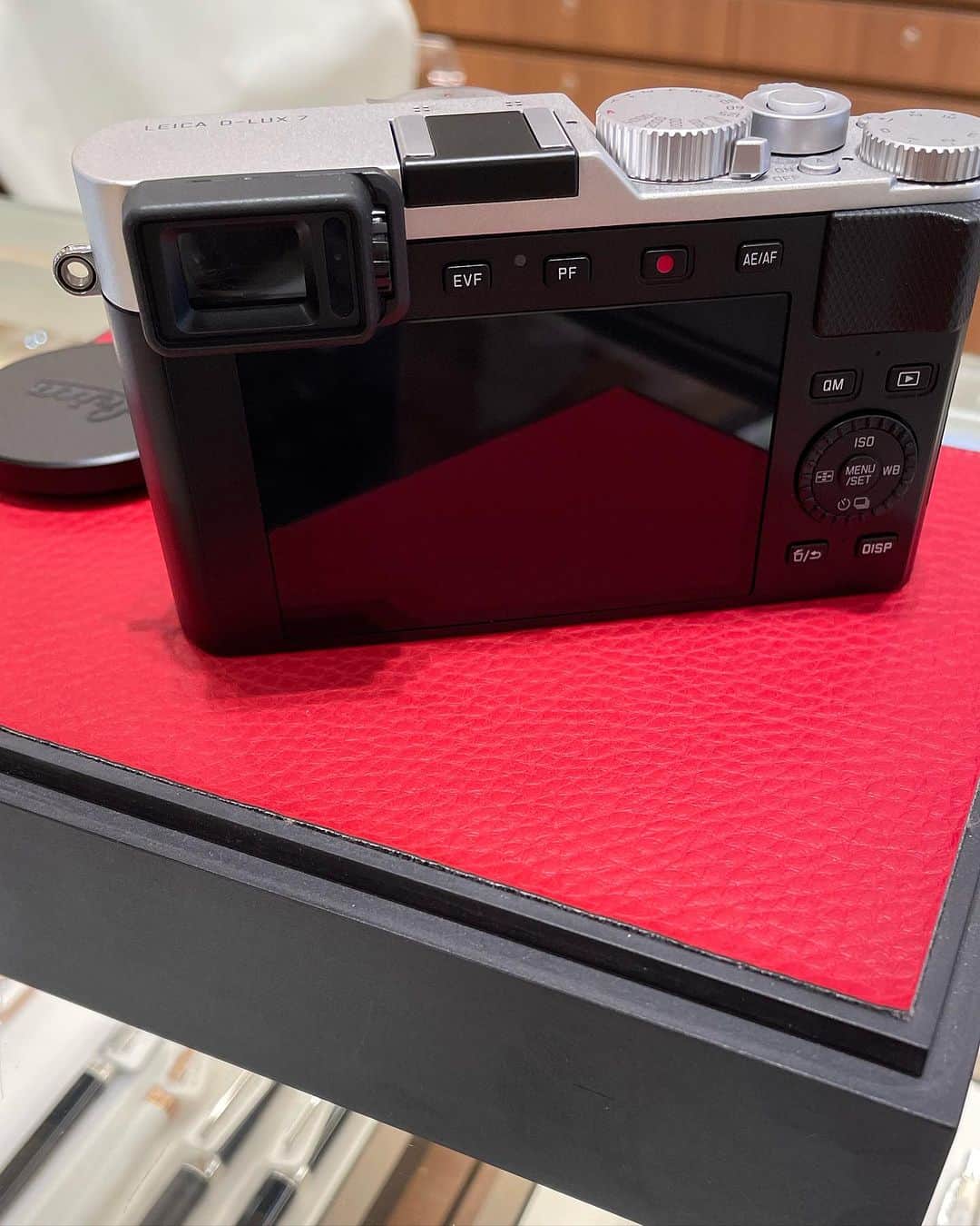 Omotecho Style Storeさんのインスタグラム写真 - (Omotecho Style StoreInstagram)「ライカD-LUX7 残り一台限りとなりました😂😂 コンパクトデジタルカメラとして大変人気をいただいております。 廃盤モデルとなっておりますので今後手に入らなくなる前に気になる方は店頭に見にきて下さい🥲🥲 #ライカ#ライカカメラ#ライカブティック#D-LUX7#コンパクトデジタルカメラ#カメラ好き#ライカレンズ #岡山#表町#表町スタイルストア」10月30日 13時53分 - omotechostylestore