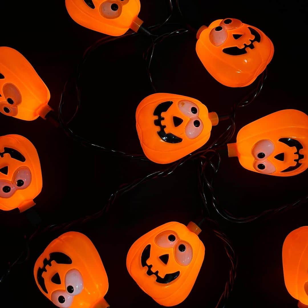 おもちゃやSPIRALのインスタグラム：「Jack-o-Lantern Party Lights入荷しました🎃💡  10球付いてます✨」