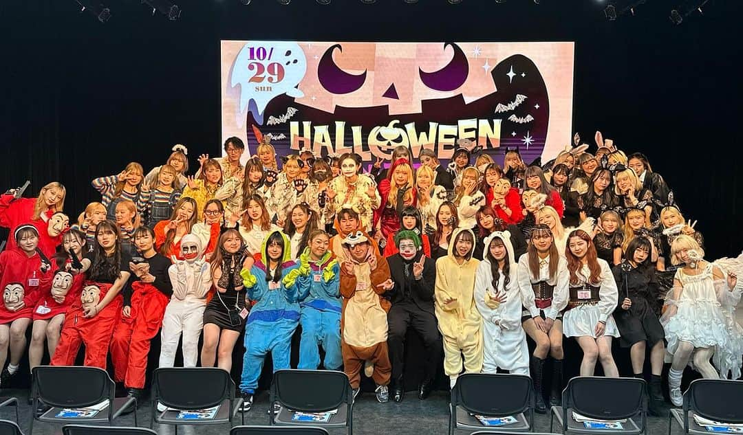 ベルエポック美容専門学校（原宿）のインスタグラム：「🎃≪HALLOWEEN PARTY≫学園祭 in ベルエポック🎃  原宿ベルエポックで学園祭を開催！ 高校生と一緒に皆でハロウィンを楽しみました⭐️  在校生はそれぞれ好きな仮装姿で高校生をお出迎えし、この日だけのスペシャルメニューをご用意🧛🧛‍♀️  ❶美容学生による本格派お化け屋敷『戦慄・原ベル迷宮』👻＜準備物のご協力: 株式会社ZAUNTED様(@zauntedcorporation)＞ ❷在校生が来校者様にメイク・ヘアメイク『ハロウィンメイク体験』💄 ❸『美容学生なりきり体験』＜カット・ヘアアレンジ・ネイル＞✂️ ❹ハロウィンメイクをして撮る『チェキ』📸 ❺スーパーボールすくいやヨーヨー釣りを楽しむ『縁日』✨  更にeスポーツイベントのヘアメイクでご協力させていただいた『レッドブル・ジャパン株式会社様(@redbulljapan)』に校舎前で大人気エナジードリンクRed Bullをお配りいただきました🙌  次回のスペシャルオープンキャンパスは12/16・17の『Christmas Party』です🎄🎅 豪華な景品と楽しいゲームも準備しておりますのでぜひ遊びに来てください💫  #ベルエポック美容専門学校 #原宿 #美容 #学生 #ヘアアレンジ #ヘアセット #ヘアメイク#ヘアメイクアーティスト #トータルビューティ #スタイリスト #メイク #ネイル #美容師の卵 #高校生 #学園祭 #原ベル #原宿ベル #美容学生 #美容師 #ハロウィン #仮装 #お化け屋敷 #コスプレ #미용스타그램 #헤어메이크업　#hairstyle #hairmake #makeup #beautyschool」