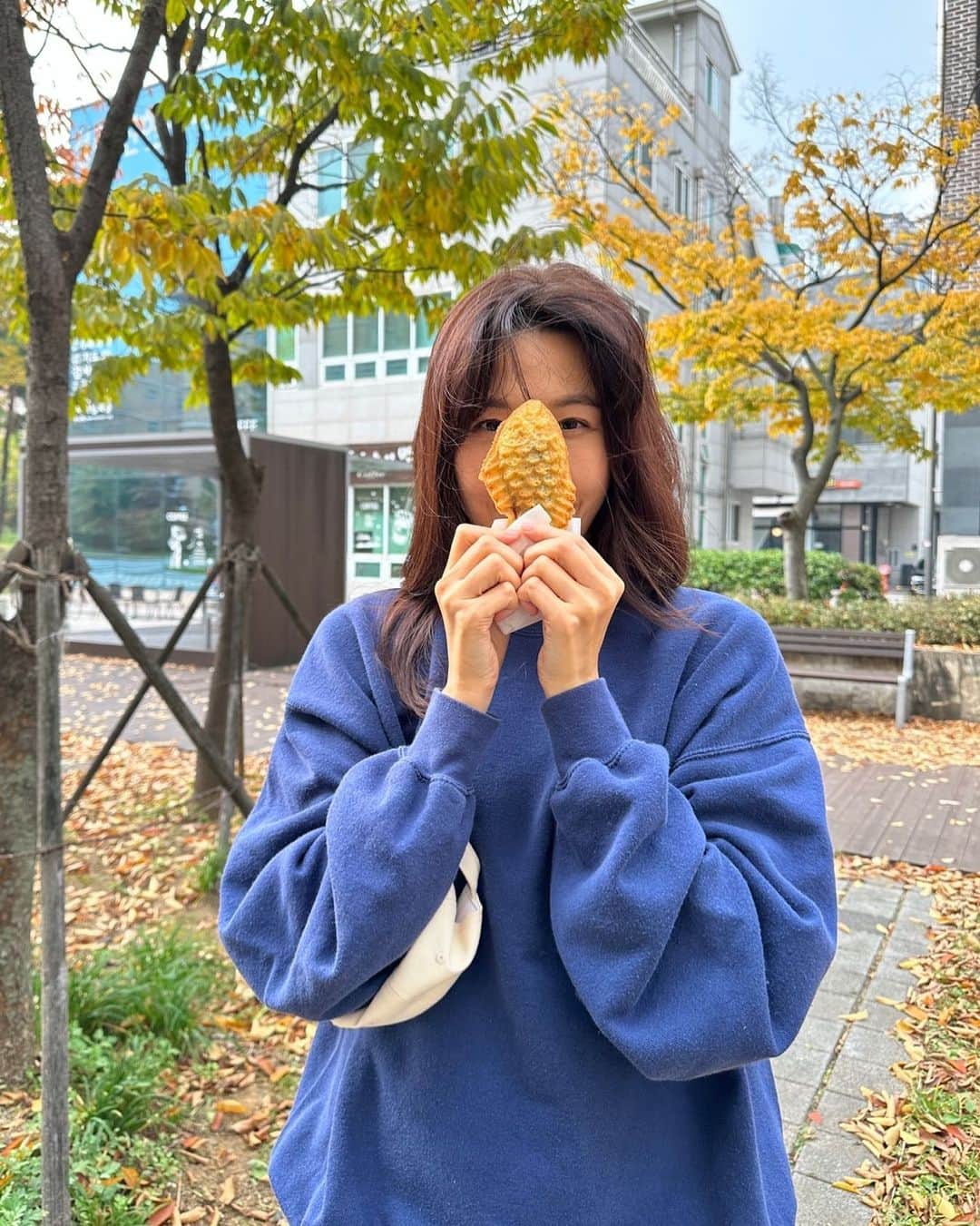 キム・ハヌルのインスタグラム：「가을가을🍂 붕어빵 계절🤎」