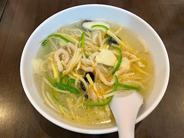 小野瀬雅生さんのインスタグラム写真 - (小野瀬雅生Instagram)「横浜中華街の山東2号店でウマウマウー☆サンマー麺は自分的に珍しいセレクト☆他のお客様オーダー多し☆自分も乗ってみた☆イワユルサンマーメンとは違うルックス違う味わい☆塩味スープの品の良さ☆麺の歓び☆もやしあんかけはピーマンが主張強し☆特殊サンマーメン☆だけど素晴らしい☆気に入りました☆ヒジョーにウマイ☆名物の水ギョーザを30年ぶりくらいに戴く☆ココナッツの効いた独特のタレ☆オリエンタル☆エキゾチック☆パイコー飯もエキゾチック☆甘めの味付けがイイ☆青菜シャキシャキ☆パイコーは骨があるのでチュウイ☆他にも気になるメニューアリ☆また伺います♫ #山東2号店 #山東 #サントン #横浜中華街 #サンマー麺 #水ギョーザ #パイコー飯 #小野瀬雅生 #onosemasao #ウマウマウー #特殊サンマーメン #塩味スープ #ピーマンの主張 #品の良さ #麺の歓び #程好さ #スキスキスー #気に入りました #オリエンタル #エキゾチック #横浜美味礼賛」10月30日 13時58分 - onosemasao