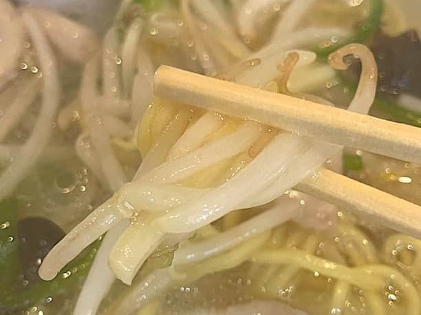 小野瀬雅生さんのインスタグラム写真 - (小野瀬雅生Instagram)「横浜中華街の山東2号店でウマウマウー☆サンマー麺は自分的に珍しいセレクト☆他のお客様オーダー多し☆自分も乗ってみた☆イワユルサンマーメンとは違うルックス違う味わい☆塩味スープの品の良さ☆麺の歓び☆もやしあんかけはピーマンが主張強し☆特殊サンマーメン☆だけど素晴らしい☆気に入りました☆ヒジョーにウマイ☆名物の水ギョーザを30年ぶりくらいに戴く☆ココナッツの効いた独特のタレ☆オリエンタル☆エキゾチック☆パイコー飯もエキゾチック☆甘めの味付けがイイ☆青菜シャキシャキ☆パイコーは骨があるのでチュウイ☆他にも気になるメニューアリ☆また伺います♫ #山東2号店 #山東 #サントン #横浜中華街 #サンマー麺 #水ギョーザ #パイコー飯 #小野瀬雅生 #onosemasao #ウマウマウー #特殊サンマーメン #塩味スープ #ピーマンの主張 #品の良さ #麺の歓び #程好さ #スキスキスー #気に入りました #オリエンタル #エキゾチック #横浜美味礼賛」10月30日 13時58分 - onosemasao