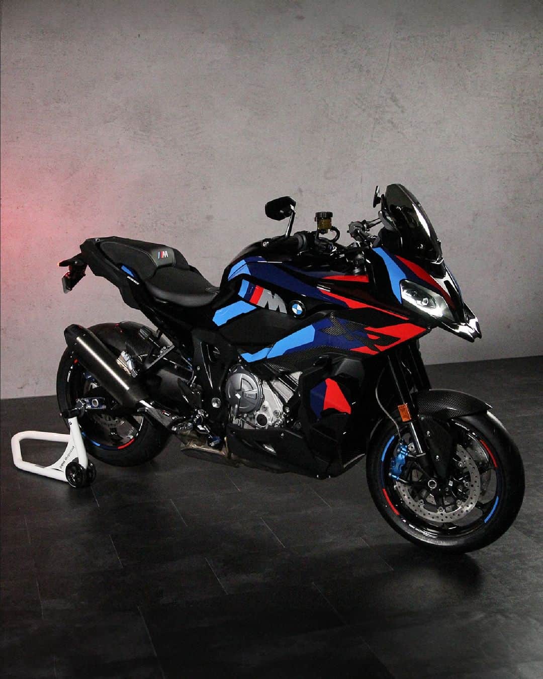 BMW Motorrad Japanのインスタグラム：「長距離走行のパフォーマンスを極限まで磨き上げたマシンは、胸のすくような走りと美しさを兼ね備えています。  #MXR が打ち出すのは #NeverStopChallenging のスピリットです。  #MakeLifeARide #M1000XR #BMWMotorrad #BMWモトラッド #駆けぬける歓び」