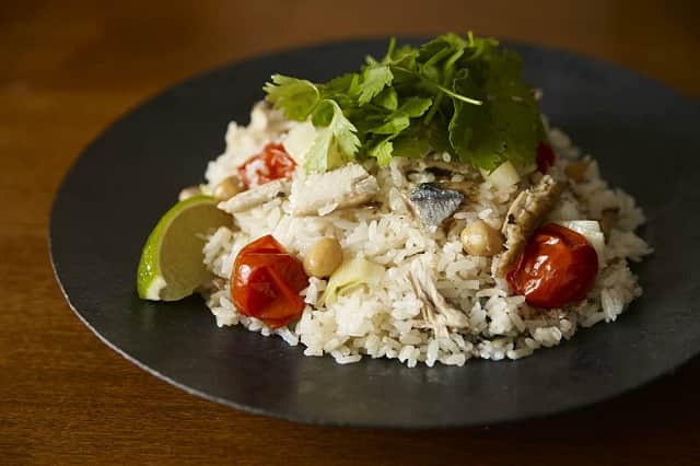 暮らし上手のインスタグラム：「今日の晩ごはんに『サンマのエスニック炊き込みご飯』はいかがですか？  みないきぬこさんの『サンマのエスニック炊き込みご飯』は、旬のさんまをナンプラー、鶏ガラスープで炊いたエスニック風ご飯。米は日本米とタイ米をブレンドして使うと本格的な味わいに。サンマは生のまま一緒に炊くので簡単。  ------------------------------ 調理時間：35分  材料 （ つくりやすい分量 ） 米、タイ米 …各１カップ サンマ …２尾 長ねぎ …1/2本 ニンニク、ショウガ（みじん切り） …各小さじ１ 鷹の爪 …少々  A 鶏ガラスープの素（顆粒） …小さじ１ ナンプラー …大さじ２ こしょう …少々 湯 …400ml ひよこ豆 …50ｇ ミニトマト …10〜12個 ライム、香菜（パクチー） …各適宜  ------------------------------  レシピの詳細はプロフィールリンクから！  #Kurashi #暮らし上手 #晩ごはん #レシピ #簡単レシピ」