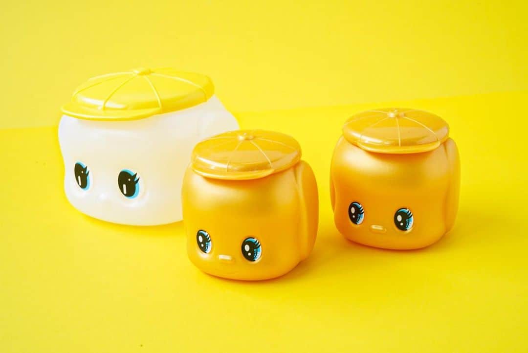 菅未里（文具ソムリエール）のインスタグラム：「金運があがりそうなフエキくん💰✨  左の白ボディ:以前フエキショップで食べたアイス(限定ゆず味)の容器になっていた物 真ん中と右:フエキショップで何かたくさん買った時についてきた物(多分)  #stationery #文房具　#フエキくん #fueki」
