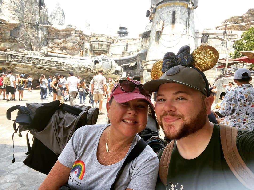 ドミニク・バーンズのインスタグラム：「Happy Birthday to my favorite woman ever! I love you, Mom! Here’s to you and your awesomeness! #hbd #happybirthday 🩷」