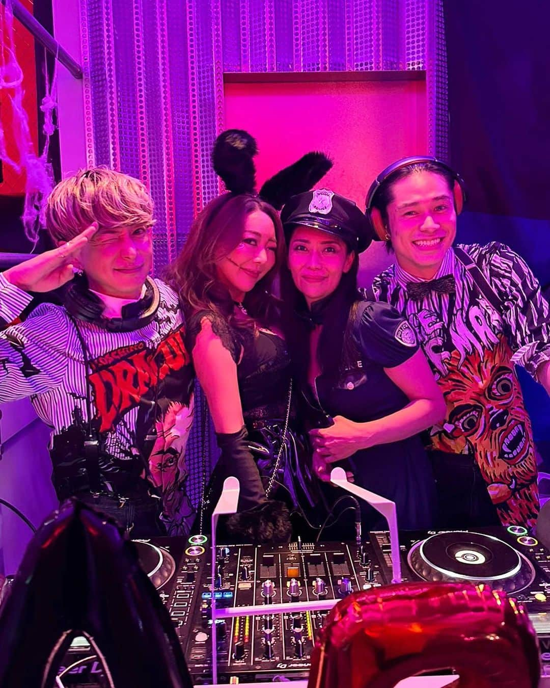 Taki Tanakaのインスタグラム：「#aboutlastsaturday  #ハロウィン と#レッスンと#白トリュフ の土曜日。  1. @picky.the.shop_bar にて。 晩ごはんの後にドンキでコスチュームを買って着替えて行った。なんだかんだ年に数回仮装してるなぁ。 DJ @yuyanara @go_akimoto  @shima_official_account @kaorishima_ 社長♡と。　  2.SHIMAの可愛い看板娘 @miho11k @iyo_   3.そして最近よくPICKYで会う @cxcxrx_seki  美人が仮装するとこうなるのね。  4.安心安定。絵になるふたり。  5. w/Beautiful  @maggymoon &  @alisaueno ♡ いろんな話しをして楽しかったな。  6.午後は @tomo.i_0703 と。 ともちんがゼロからプロデュースして新人ユニット#ANxxL をデビューさせるというプロジェクトのレッスンを見に。  7.この日が初めてのウォーキングレッスンだったから、みんなの緊張が私にまで伝わる。 @daisukeimamura 先生も熱く指導。若い彼女たちの夢が叶いますように。  8.敏腕マネージャー @futagami1217   9.10.白トリュフの季節。 仕事の打ち合わせを兼ねてディナー。 @simplicite_kaoru_simpli サンプリシテにて。 口福。Thank you @happy_wine_paris」