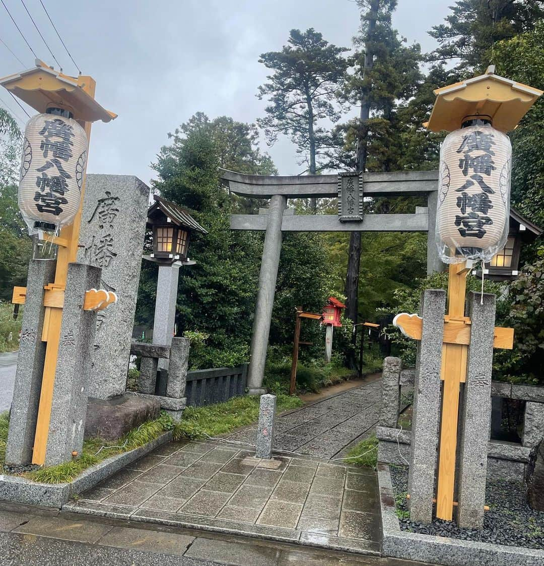 植田麻友美さんのインスタグラム写真 - (植田麻友美Instagram)「廣幡八幡宮  御祭神は  誉田別命、息長足姫命、玉依姫命🍀  通称「はちまんさん」  うちのおばぁがよくはちまんさんはちまんさん！って言ってたから馴染み深い感じ🍀  参道がすごく長くて、とっても神秘的で  凄く大好きな⛩さん。  御神徳は  延命長寿 武運長久 立身出世 必勝合格 勝負事 厄除け  たっくさんあるよ🍀  はちまんさんは気持ちのいー神社さんでした🍀   #廣幡八幡宮  #神社巡り   #神社好きな人と繋がりたい   #神社仏閣」10月30日 14時04分 - ue_mayutaro