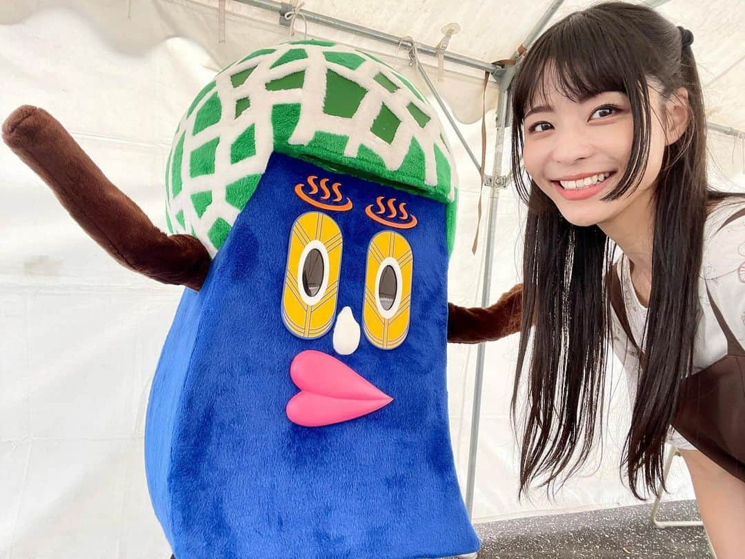 寺嶋由芙のインスタグラム：「【熊本県菊池市　きくちくん】 ・ 頭にメロン、眉毛に温泉、目は地元の豪族の家紋、花がお米で口が桜、腕がごぼう、ボディは菊池渓谷で尻尾が黄色く光る蛍、おまけに脚は牛の柄で酪農を表すという、ゆるキャラのお手本のような情報盛り盛り系(ﾟωﾟ)歌も上手い(ﾟωﾟ) ・ 会うたび「飯食っとるか！」って聞かれる(ﾟωﾟ)食べてます(ﾟωﾟ)笑 ・ #熊本県 #菊池市 #きくちくん #ゆるキャラ #ご当地キャラ #yuruchara #吉祥物 #ご当地キャラまつりin須崎 #ご当地キャラまつりin須崎2023 #高知県 #須崎市 #すさきがすきさ #ゆっふぃー #アイドル #japaneseidol #idol」