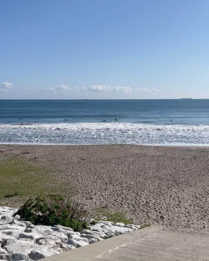 藤田弘輝のインスタグラム：「最近新しい趣味が出来ました。🌊 全然乗れない日でも大好きな海にいれるので凄く幸せな時間。 何より普段子供の頃から１つの事をずっと進み幸せにもお仕事にしている僕にとって新しい事に挑戦するのはとてもHumblingで素敵な事だなと波にボコボコにされた後はそう思うようにしています！」