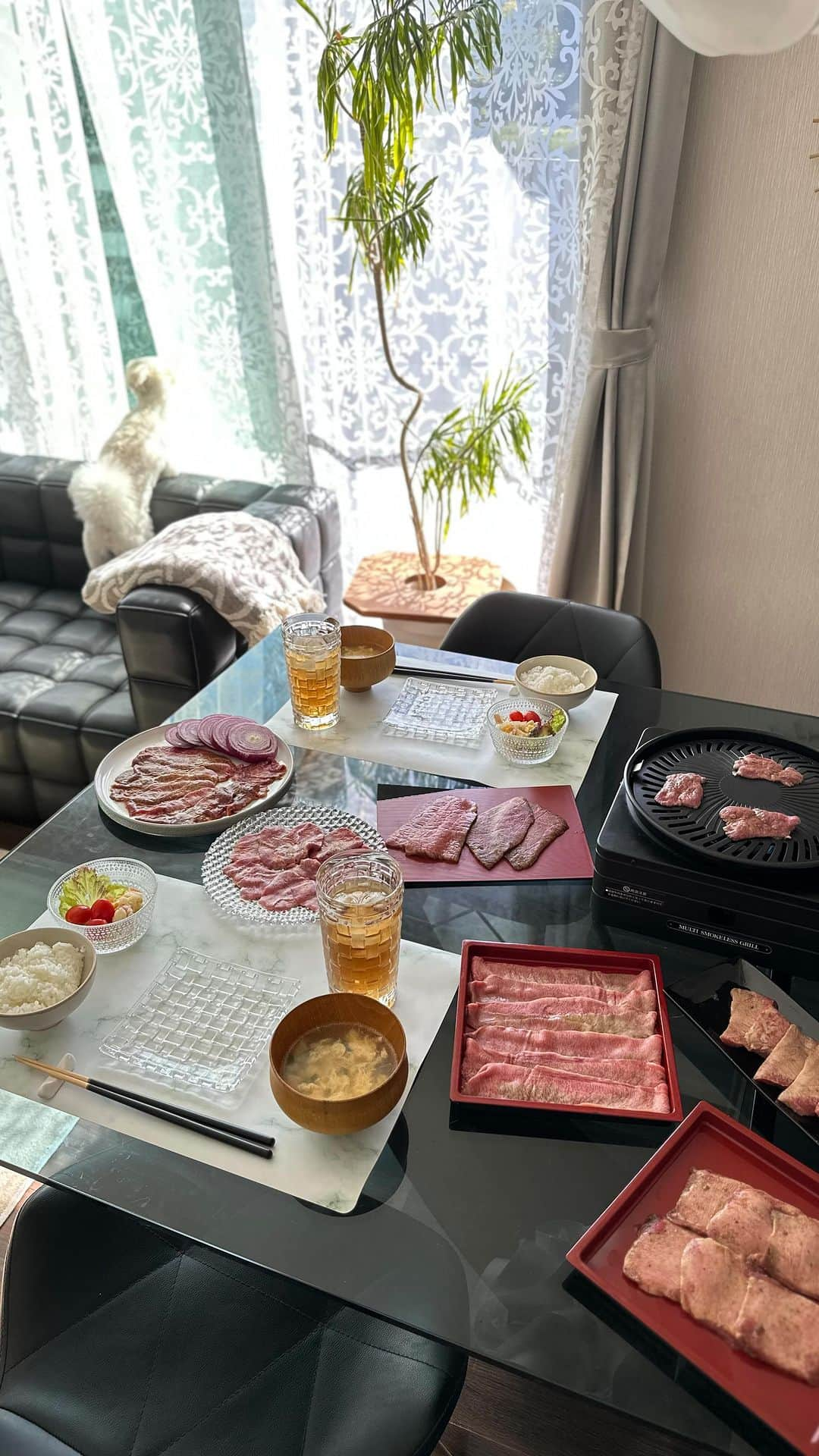 meguri.kのインスタグラム：「おうち焼肉🥩お昼から幸せ〜💕🤤  お取り寄せした、予約2年待ちの焼肉ヒロミヤ監修のタンとタン通販限定コース！！  冷凍で届いたけど、真空パックになっていて冷凍とは思えない程美味しかった🤤  そして2人前との事だけど、約600gとボリューム満点でした🤤  4種の牛タンと特選牛肉の7種類7パック！！  ☆タンとタン通販焼肉コース ①特撰タン 120g 【塩味】 ②特撰ニンニクタン 120g【ニンニク塩味】 ③特撰和牛カルビ　50g【タレ味】 ④特撰和牛ロース 50g【タレ味】 ⑤塩タン 100g【塩味】 ⑥和牛ツラミ 100g【ニンニク味噌味】 ⑦特撰焼きしゃぶタン 90g【付属昆布塩】  こんなに色んな種類のタンを1度に味わったの初めてかも🥰  焼肉好きな主人もかなり満足気でした☺️  PR @yakiniku_iwashige #お取り寄せ焼肉 #お取り寄せ肉 #お取り寄せお肉 #焼肉セット #お肉セット #牛タンセット #牛タン好き #牛タン好きな人と繋がりたい#おうち焼肉#牛タン#焼肉#焼肉イワシゲ」