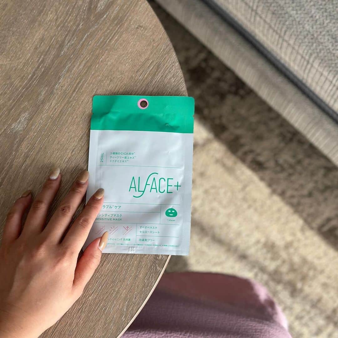 のインスタグラム：「オルフェス　センシティブマスク @alface_lohas  愛用してるオルフェスのマスクの パケが大幅リニューアルしたよ🤍  成分もパワーアップしているよ🫶 私も生理前の肌荒れの時に鎮静化したくて 使ったけど良い感じだったー☺️  旅行にも持って行ったよん🧳  ┈┈┈┈┈┈┈┈┈♡ #PR #オルフェス #ALFACE #シートマスク #オルフェスリニューアル #シンオルフェス」