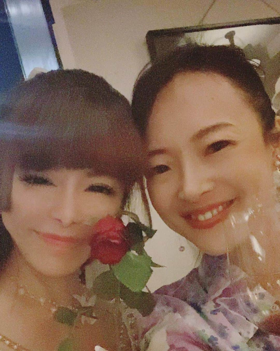 滝沢姫さんのインスタグラム写真 - (滝沢姫Instagram)「💗理想的な王子様を見つける秘密💗 ⁡ ⁡ あなたが素敵な王子様を 見つけれないのは実はあなたが原因 ⁡ ⁡ あなたが素敵な人がいない... と信じてるからなの。 ⁡ ⁡ 素敵な人がいない。信じてるから ⁡ 行動して出会いの場所にいっても ダメなとこ探しちゃったり 採点しちゃうんです...思考は叶っちゃう... ⁡ ⁡ ⁡ 素直に本気で理想的な王子様と 出逢って素敵な恋愛したい💗 ⁡ 願うだけ✨ ⁡ ⁡ ⁡ そしたね💗 ⁡ 魅力的なお姫様になれるために頑張るれる✨ ⁡ 素敵なとこを探そうとできるから 好きになる可能性高くなる💕 ⁡ ⁡ 理想的な王子様と出逢いたい💗 素敵な王子様に愛されたい💗 ⁡ 願ってくださいね✨ ⁡ ⁡ ⁡ お写真は姫が自己投資して学んでる 川島塾で出逢ったももこさん💗 ⁡ ヴィーガンなももこさんだけど 旦那さまもピィーガンで とっても素敵な優しい旦那さま✨ ⁡ ピィーガンの方少ないと感じますが 理想的な王子様と出逢ってる💕 ⁡ ⁡ ⁡ ロサンゼルスで ももこさんが旅行中もお部屋に お花飾ってるからって 🌹の幸せプレゼントいただきました✨ ⁡ 本当に倖せで🌹 ロマンチックなディナーに💗 ⁡ 倖せをありがとう💕 ⁡ ⁡ ⁡ ⁡ 💗お姫様学校10年目💗 ⁡ ⁡ No.1キャバ嬢　ホステス歴15年 プロポーズ117人された 滝沢姫が愛されて💗 大切にされる💗秘密をお伝えします✨ ⁡ お姫様学校は魅力的な女性になり 愛されて理想的な人生になれる学校です💕 ⁡ 一度体験レッスン受けてみてください⭐️ ⁡ ⁡ ⁡ こんな方にオススメ ⁡ 愛されたいお姫様フォローしてね💗 @hime.takizawa  ⁡ ⁡ ⁡ お姫様学校では 小手先の恋愛テクニックではなく あなたの魅力を磨いていき 愛される存在にしていきます。 ⁡ 滝沢姫はホステス歴15年で 2万人以上接客し 118人からプロポーズされましたので その経験からわかった男性に 求められる女性になる方法をお伝えします。 　 また、私は、ホステス経験だけではなく ⁡ 立ち振る舞いマナー講師認定 和装コンサルタント一級 アドラー心理学一級 ダイエットマネジャーなどの 資格もありますので 内面外面双方からの あなたの魅力アップをサポートいたします💕 ⁡ ⁡ ⁡ #愛される#彼氏ほしい#ロマンチック  #出会いたい#運命の人#彼氏募集中 ⁡ ⁡ ⁡ ⁡ ⁡ ⁡ ⁡ ⁡ ⁡ ⁡ ⁡ ⁡ ⁡」10月30日 14時17分 - hime.takizawa