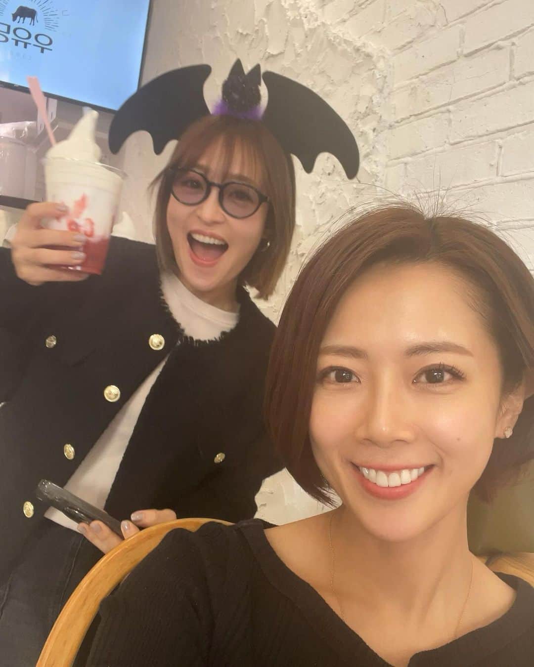 のインスタグラム：「. 友だちとのリフレッシュ時間！ @oosawa_akane.official  手の位置がいつもおかしい(^◇^;)」