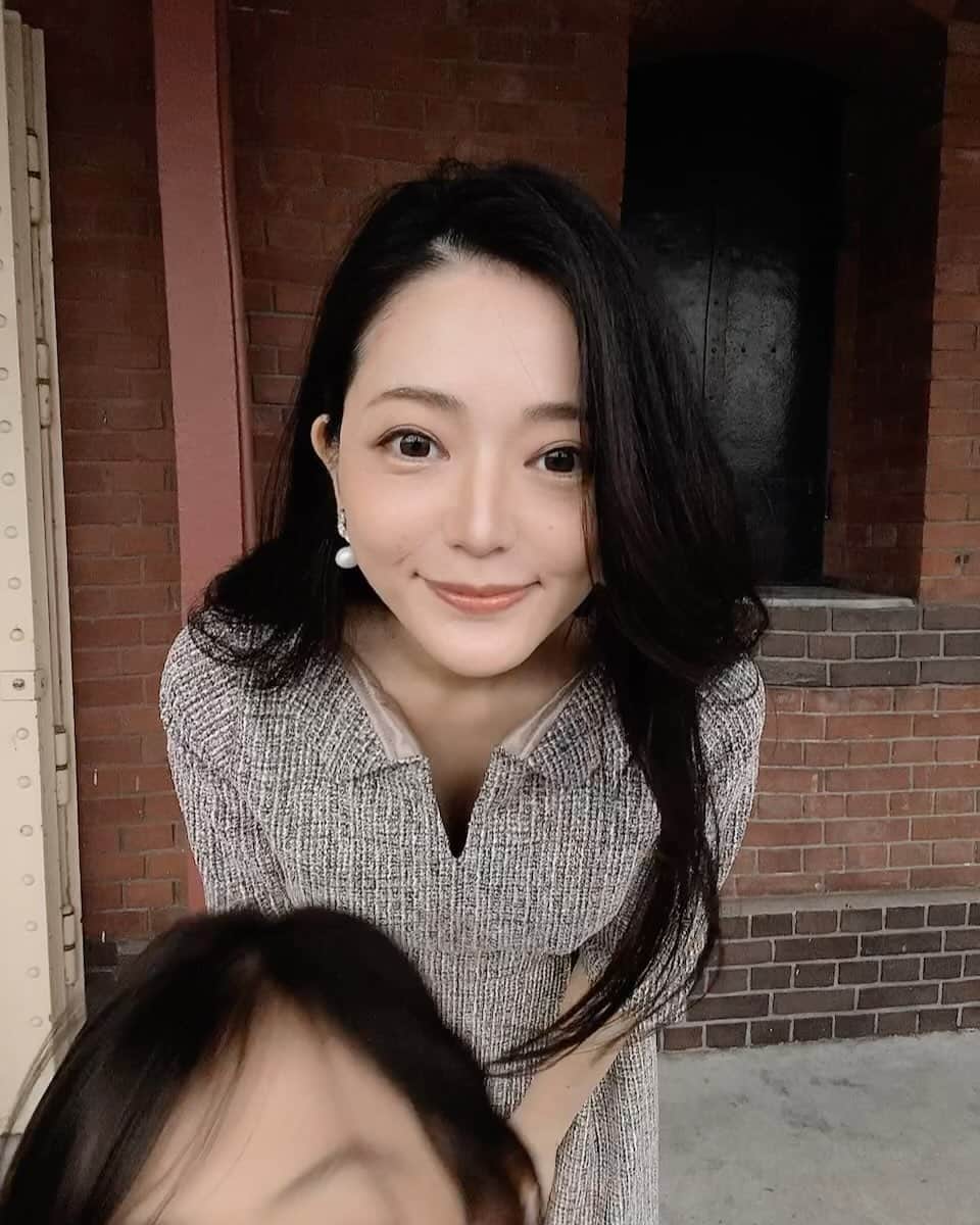 山口愛実のインスタグラム：「ストーリーにアップして好評だったので💚 CINEMATIQの2wayストレッチツイードワンピ 私はベージュのモデルさせて頂きめっちゃ可愛かったので プライベートでも着てお出掛けしてます✨✨ ツイードに色んなカラーの糸が編み込まれててコーディネートの差し色にも楽しめそうです！  160cmSサイズ着用  @cinematiq_official」