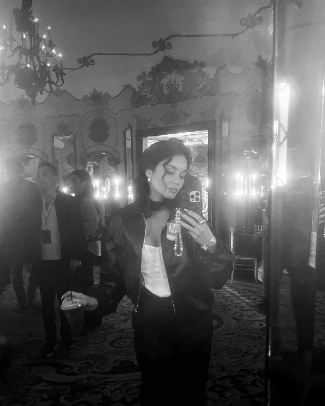 ヴァネッサ・ハジェンズのインスタグラム：「A magically spooky evening 👻」