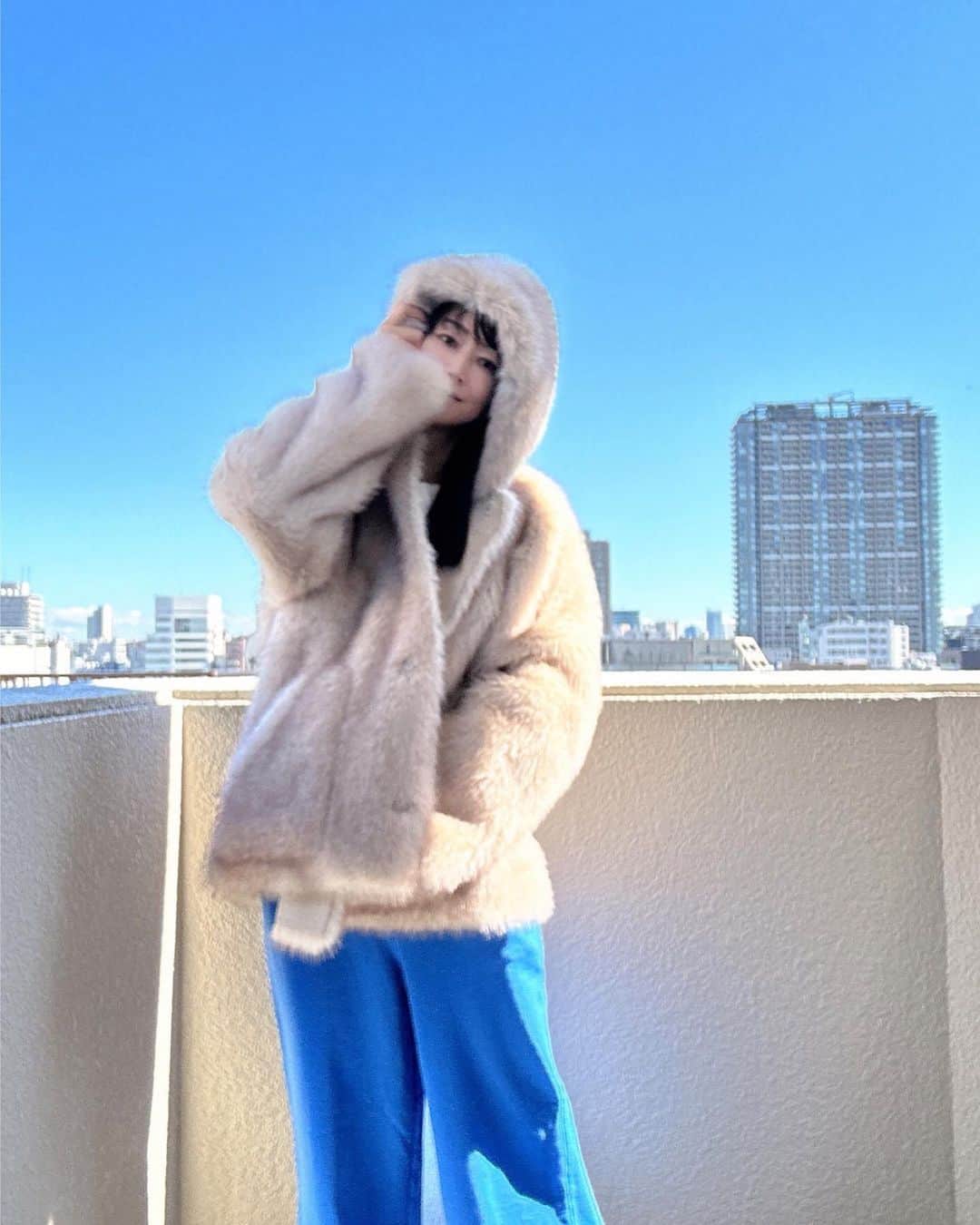 理絵さんのインスタグラム写真 - (理絵Instagram)「🤍🤍🤍  THINK FURの展示会で注文したエコファーのアウターが届きました❕  これ、リバーシブルです🤍  寒くなったらたくさん着よう♪  #THINKFUR #エコファー  #展示会 #元宝塚 #宝塚og」10月30日 14時28分 - ____rie____