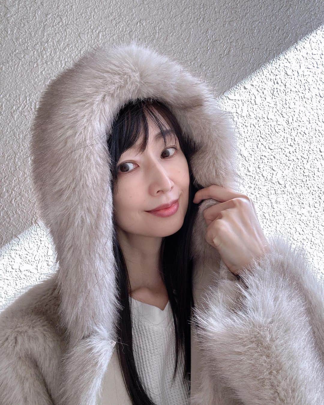 理絵さんのインスタグラム写真 - (理絵Instagram)「🤍🤍🤍  THINK FURの展示会で注文したエコファーのアウターが届きました❕  これ、リバーシブルです🤍  寒くなったらたくさん着よう♪  #THINKFUR #エコファー  #展示会 #元宝塚 #宝塚og」10月30日 14時28分 - ____rie____